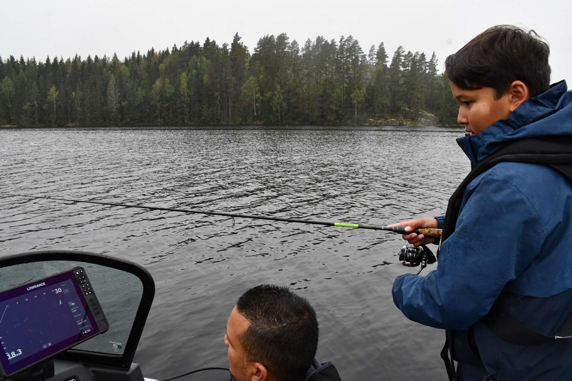 Med hjälp av högst avancerad teknologi kan Anton och Simon se både fiskar i närheten men också var draget befinner sig.