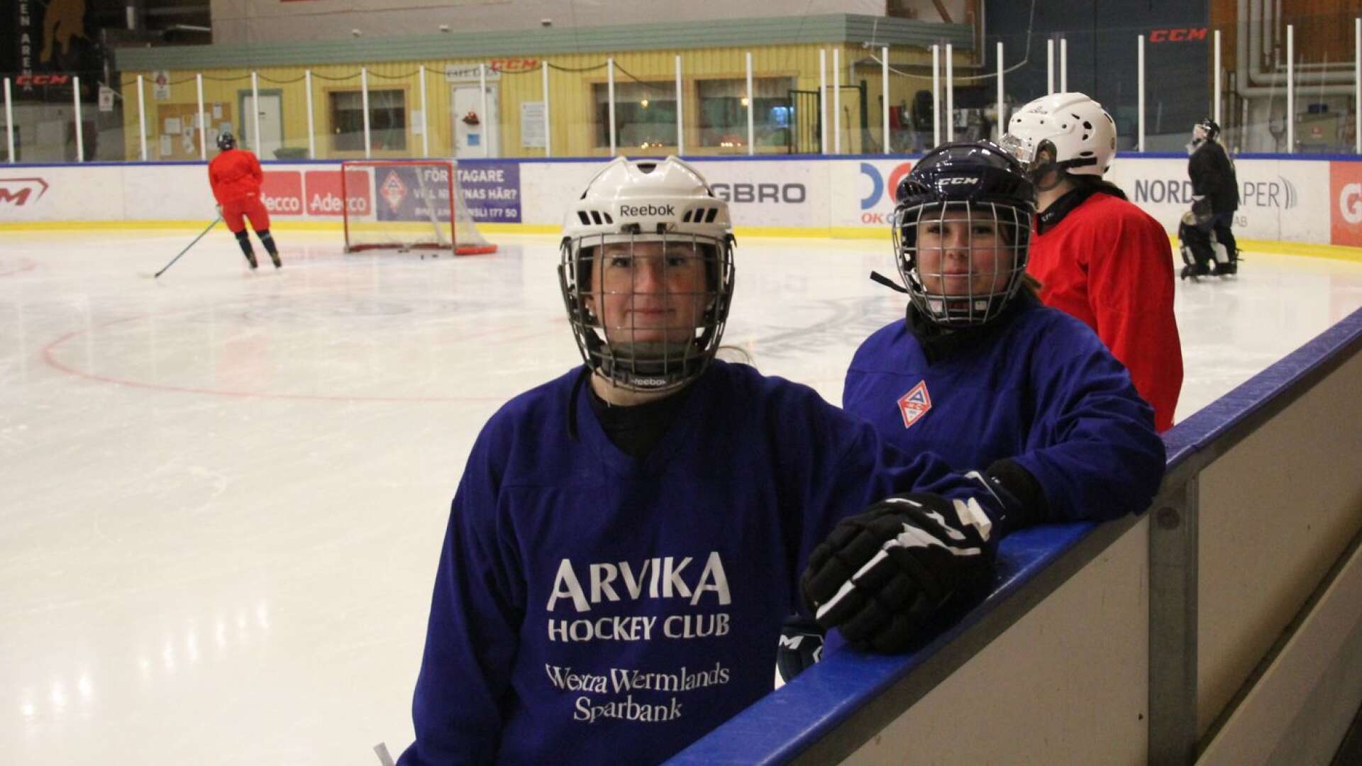 AHC har under hösten kunnat starta upp ett damlag. Maja Boström och Kimmie Karlsson är några av de lite mer oerfarna spelarna. &quot;Om 10 000 timmar är vi proffs&quot;, skrattar Maja.