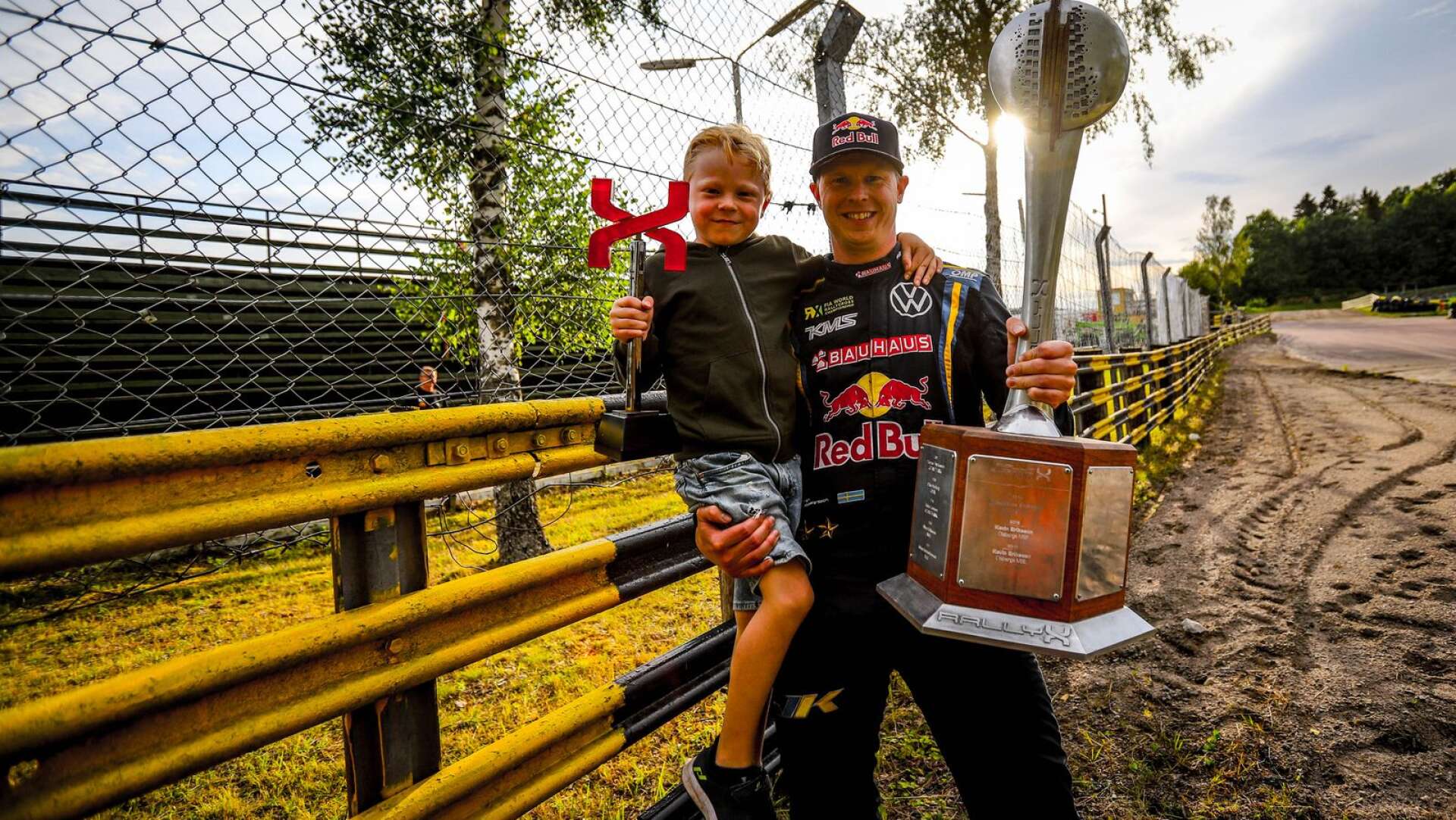 Johan Kristoffersson med sonen Colin under helgens tävling hemma i Arvika, men nu blir det inte mycket familjetid för motorstjärnan framöver.