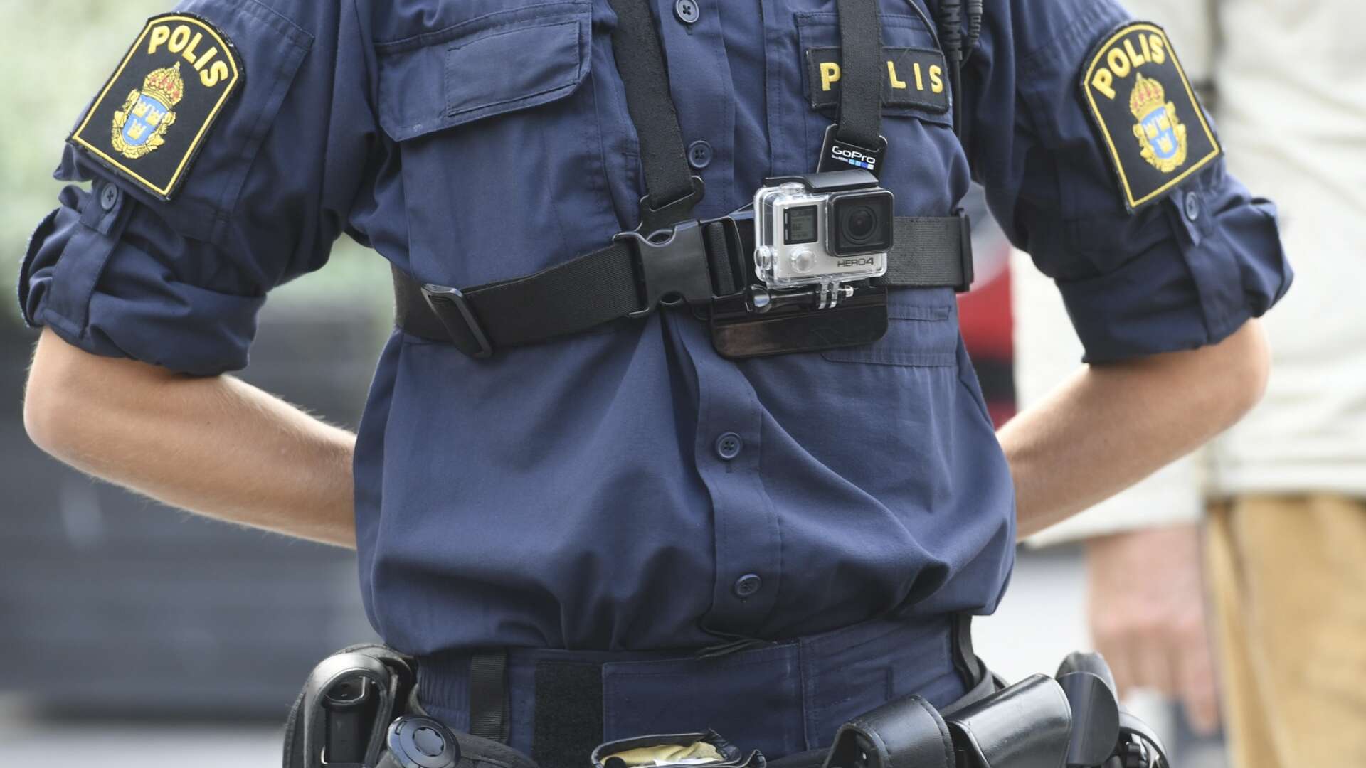 Polis utrustad med kroppskamera.