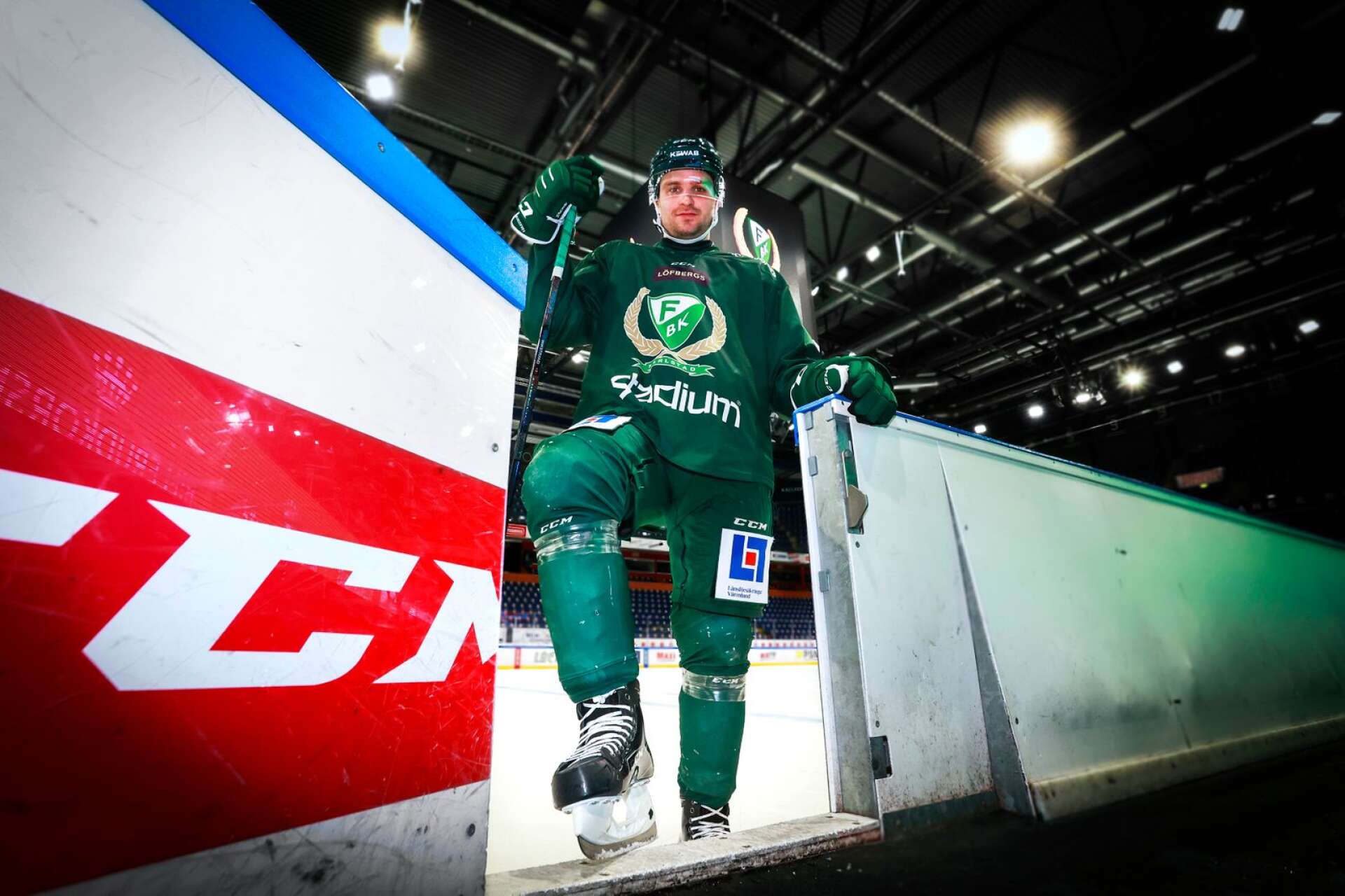 Mikael Wikstrand är tillbaka i Färjestad efter två säsonger i KHL och han hymlar inte med säsongens målsättning. 