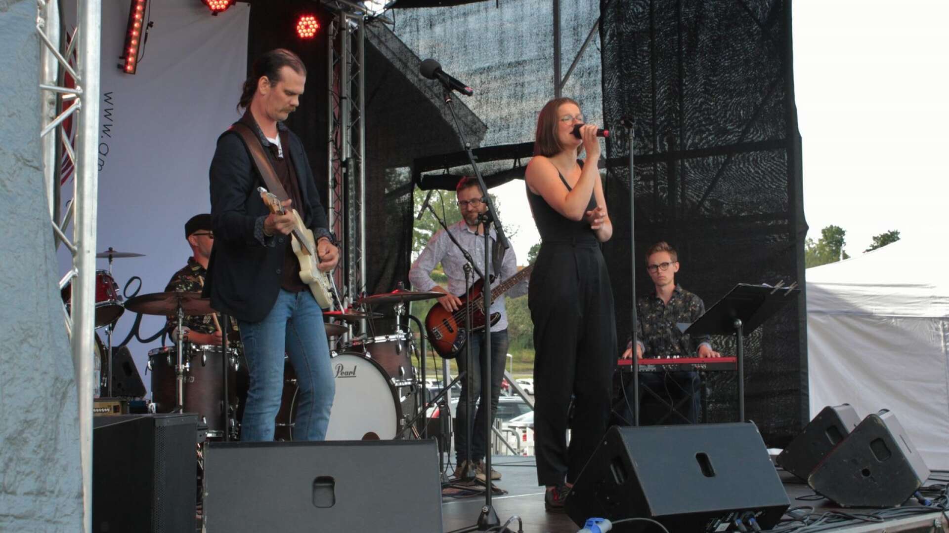 Hanna Hallén sjöng med inlevelse med gruppen Soultåget, bestående av musikerna Mark Tholin, Niklas Bergsland, Klas Dannäs och Edvin Dannäs.