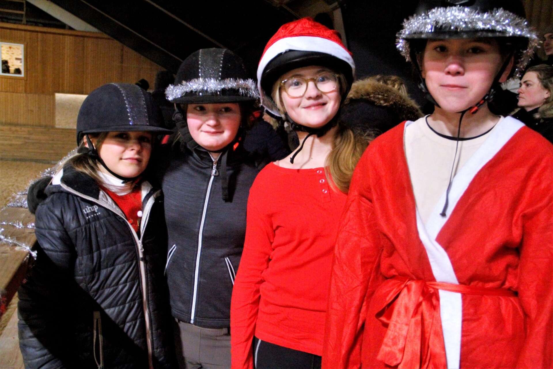 Elin Berg, Amanda Wesselgren, Stina Forsvik och Aprilia Edfeldt är aktiva ryttare i Åmåls ridklubb och deltog i gymkhana under julshowen.