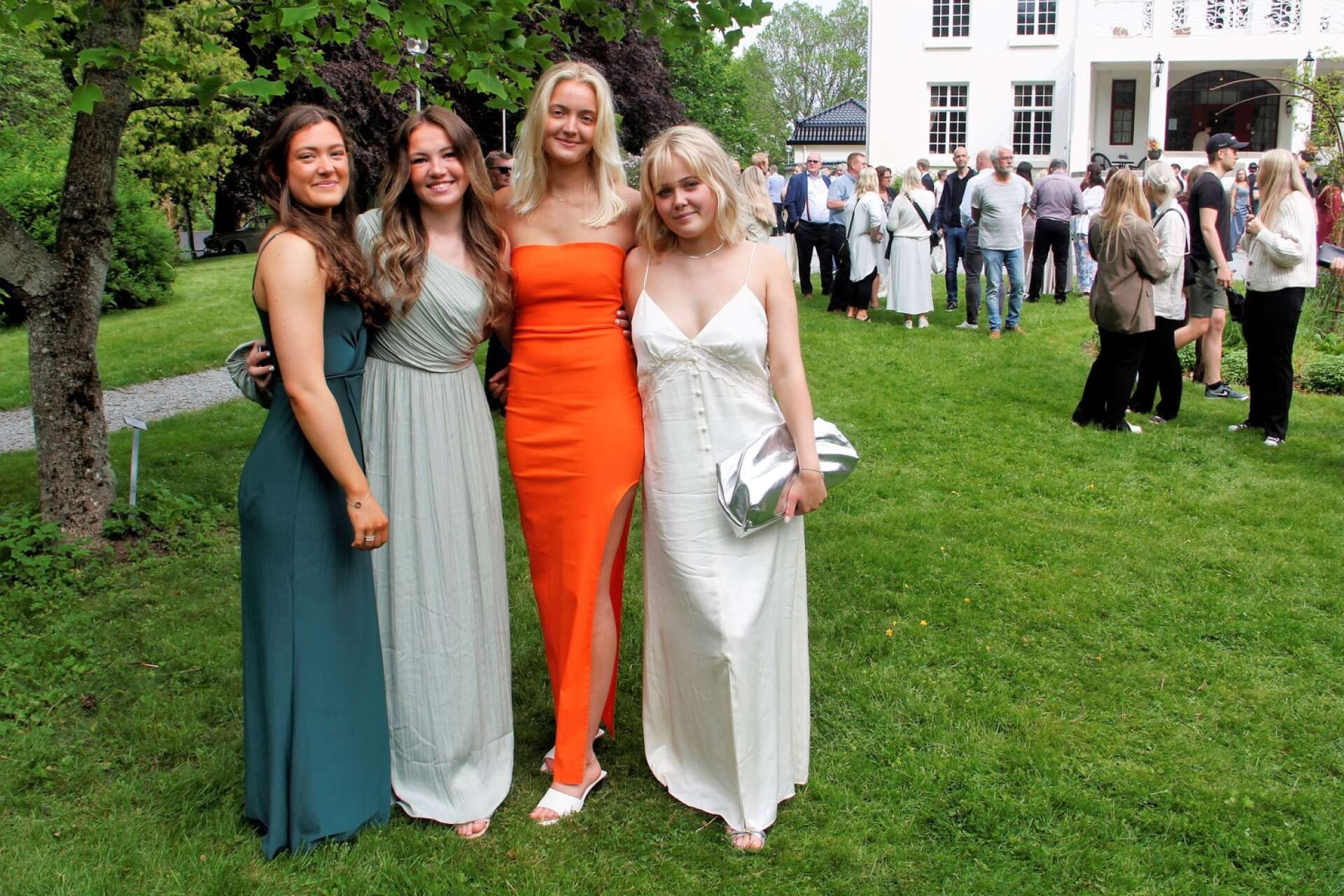 Meja Lorentzens orangefärgade klänning lyste mot allt det gröna i herrgårdsparken. Hon flankeras av Ella Mossberg, Evylin Karlsson och Ingrid Nilsson i likaledes tjusiga klänningar.