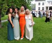 Meja Lorentzens orangefärgade klänning lyste mot allt det gröna i herrgårdsparken. Hon flankeras av Ella Mossberg, Evylin Karlsson och Ingrid Nilsson i likaledes tjusiga klänningar.