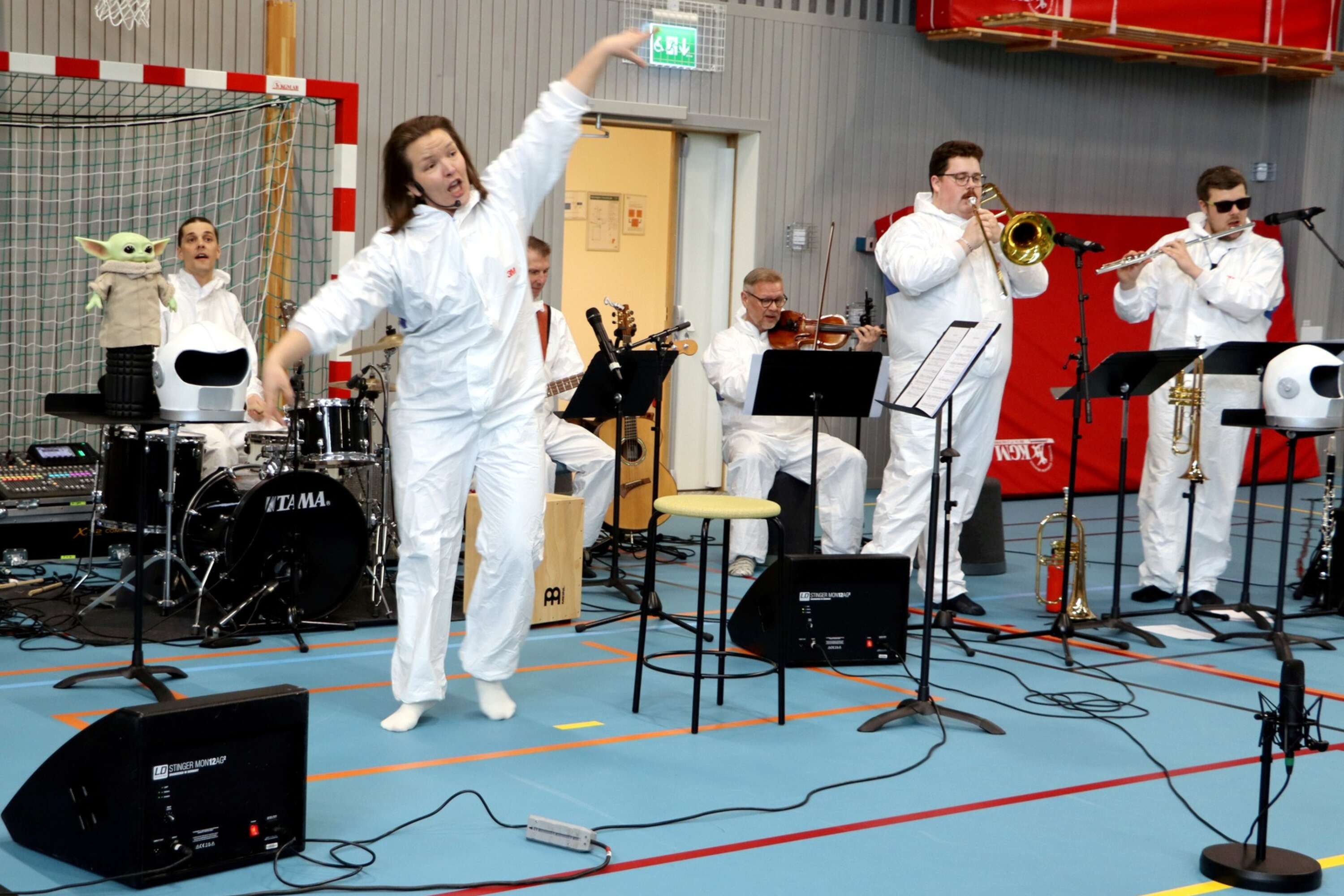 Sångledare Mathilde Svedlund tog fronten och backades upp av övriga astronauter med instrument, det vill säga kulturskolans band.