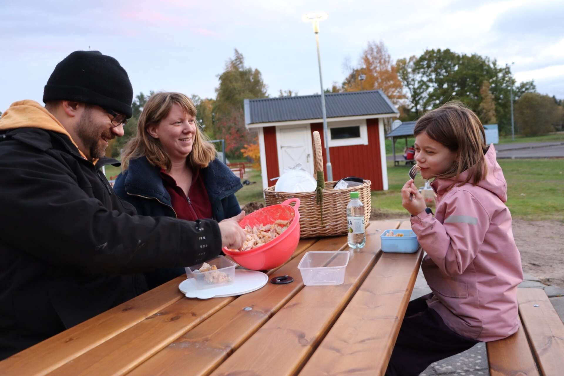 Tommy Lindgren och Mia Ekblom med ena dottern Maja Lindgren, tog en picknick på skolgården. 