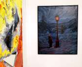 Verket till höger har Petter Hjerpe gjort och det speglar sig i Margareta Henningssons tredimensionella tavla.