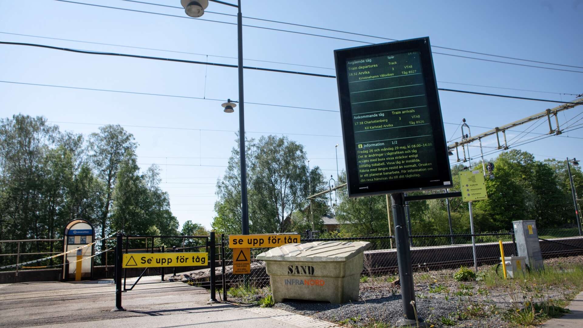 De som pendlar från Degerfors över länsgränsen mot Kristinehamn kan fortsätta ta tåget. Avtalet om tillköp av tågtrafik förlängs.