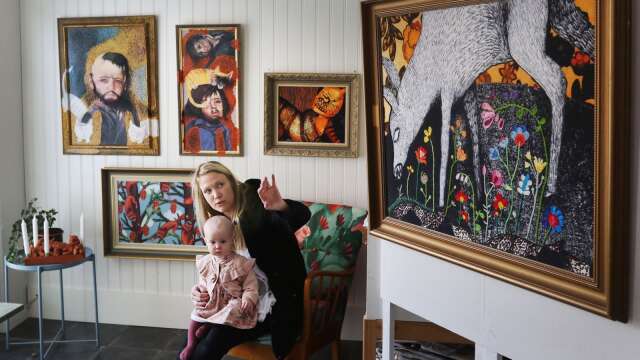 Emma Bäck Persson med dottern Gördis har ställt i ordning en ny utställning på Galleri Baggen. Foto: Charlotte Ferneman