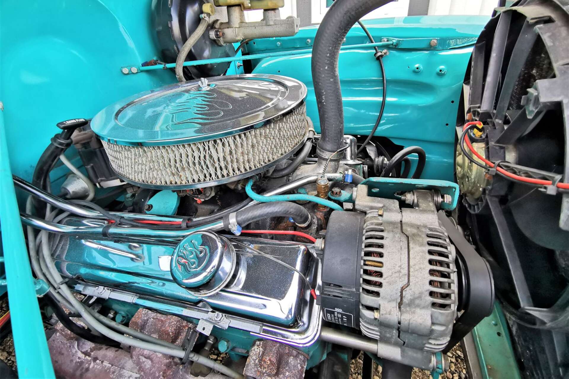 Från början satt det en sexcylindrig motor i bilen, men den är utbytt till en V8.
