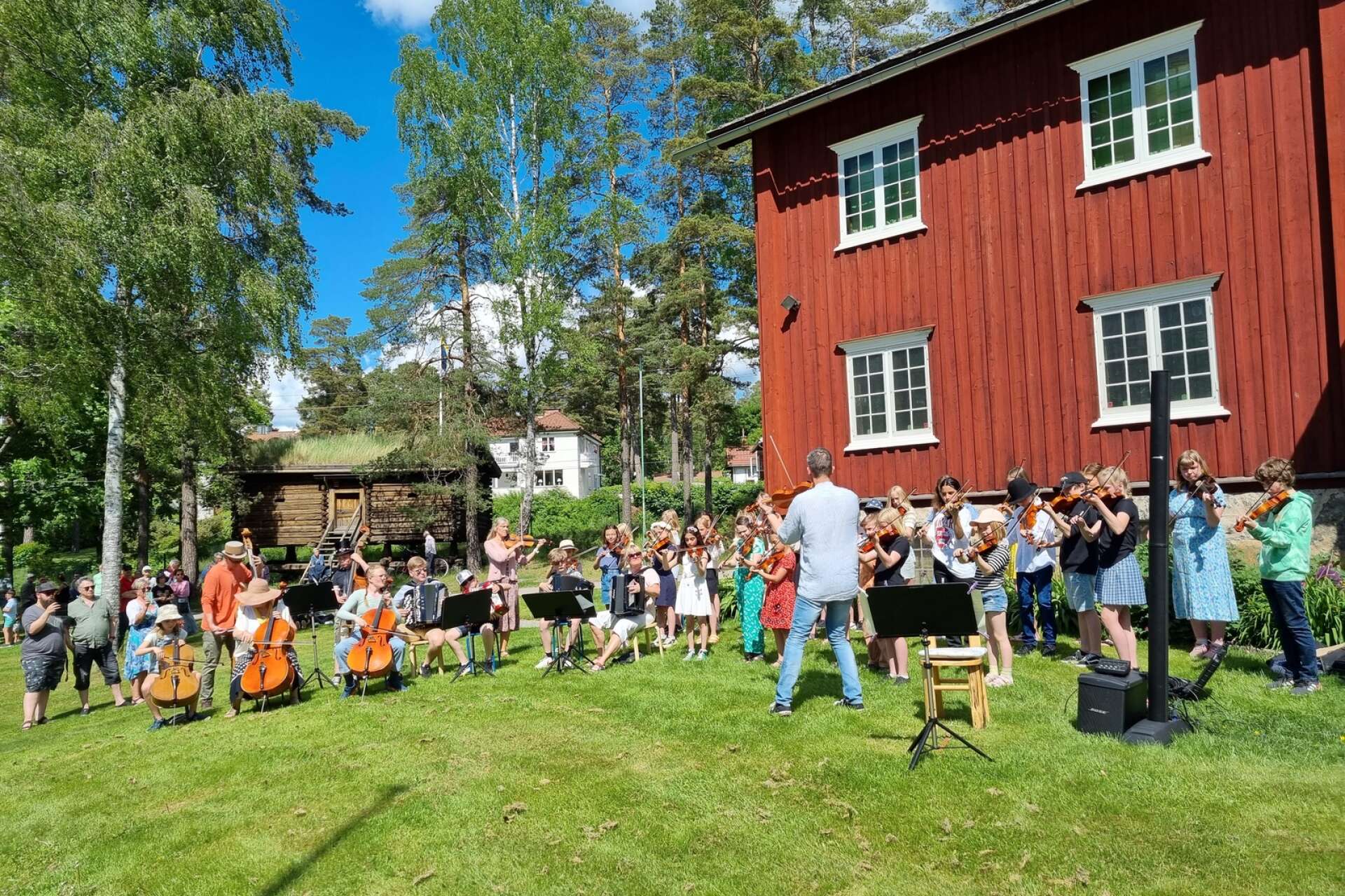 Det bjöds på musikunderhållning när Arvika firade nationaldagen. Medverkade gjorde Kommunala Musikskolan med stråkar och accordeon samt SFI-kören.