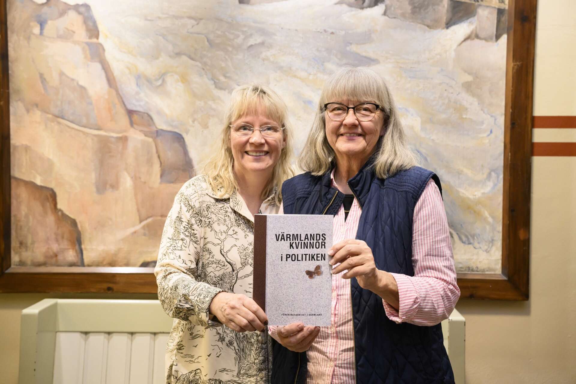 Frilansskribenten Anna-Karin Worland och Berith Sande, projektansvarig och tidigare chef på Föreningsarkivet med skriften ”Värmlands kvinnor i politiken” som släpps på torsdag.