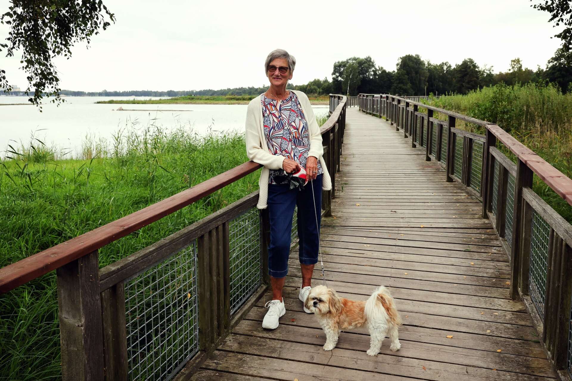 Monica Fogelqvist promenerar dagligen vid Lockörns vadarstrand med sin hund. 