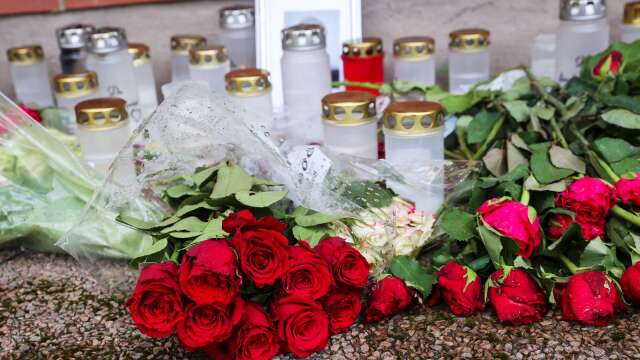 Vänner och bekanta hedrade den mördade 23-åring genom att tända ljus och lägga ned blommor på brottsplatsen utanför kommunhuset i Grums.