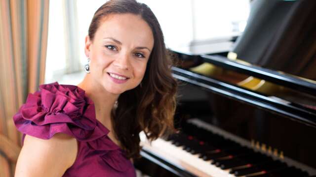 Hyllade pianisten Julia Sigova ger en konsert i Centrumkyrkan i Säffle på söndag.