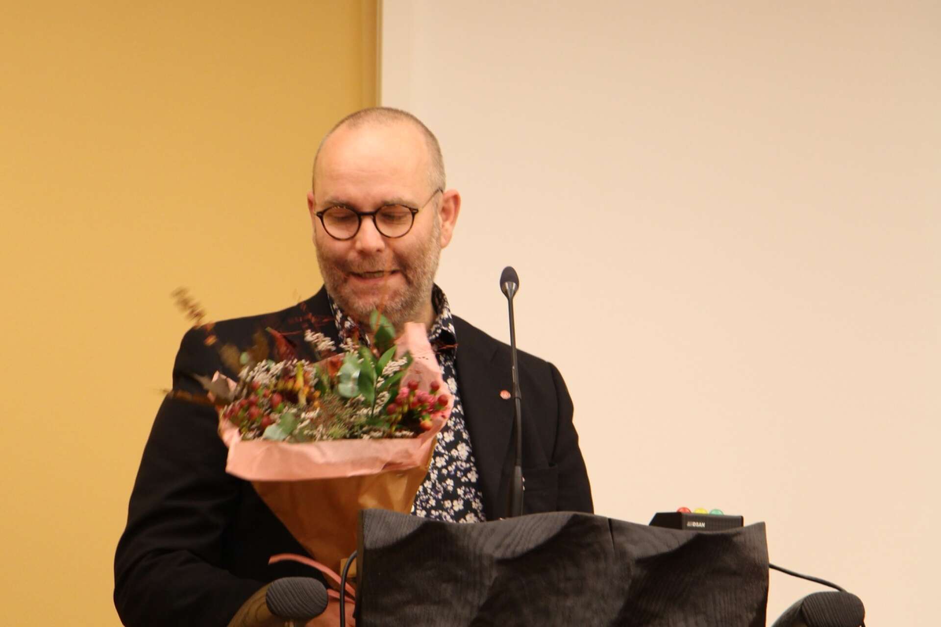Nils Farken (S) uppvaktades med blommor då han fyllt 50 år. Han tackade och konstaterade att han varit ledamot i fullmäktige sedan 2002.