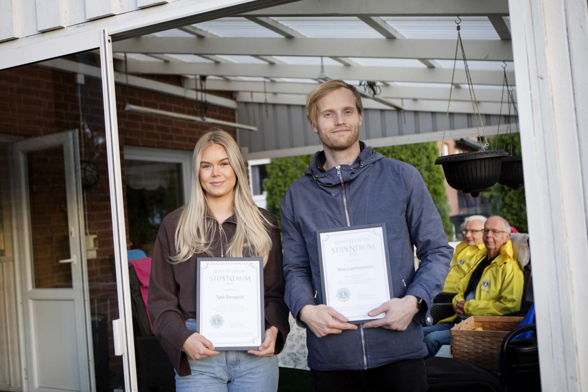 Tyra Törnqvist och Max Gunnarsson prisades nyliegn av Lions Club för sitt engagemang för barn och ungas fritidssysselsättning.