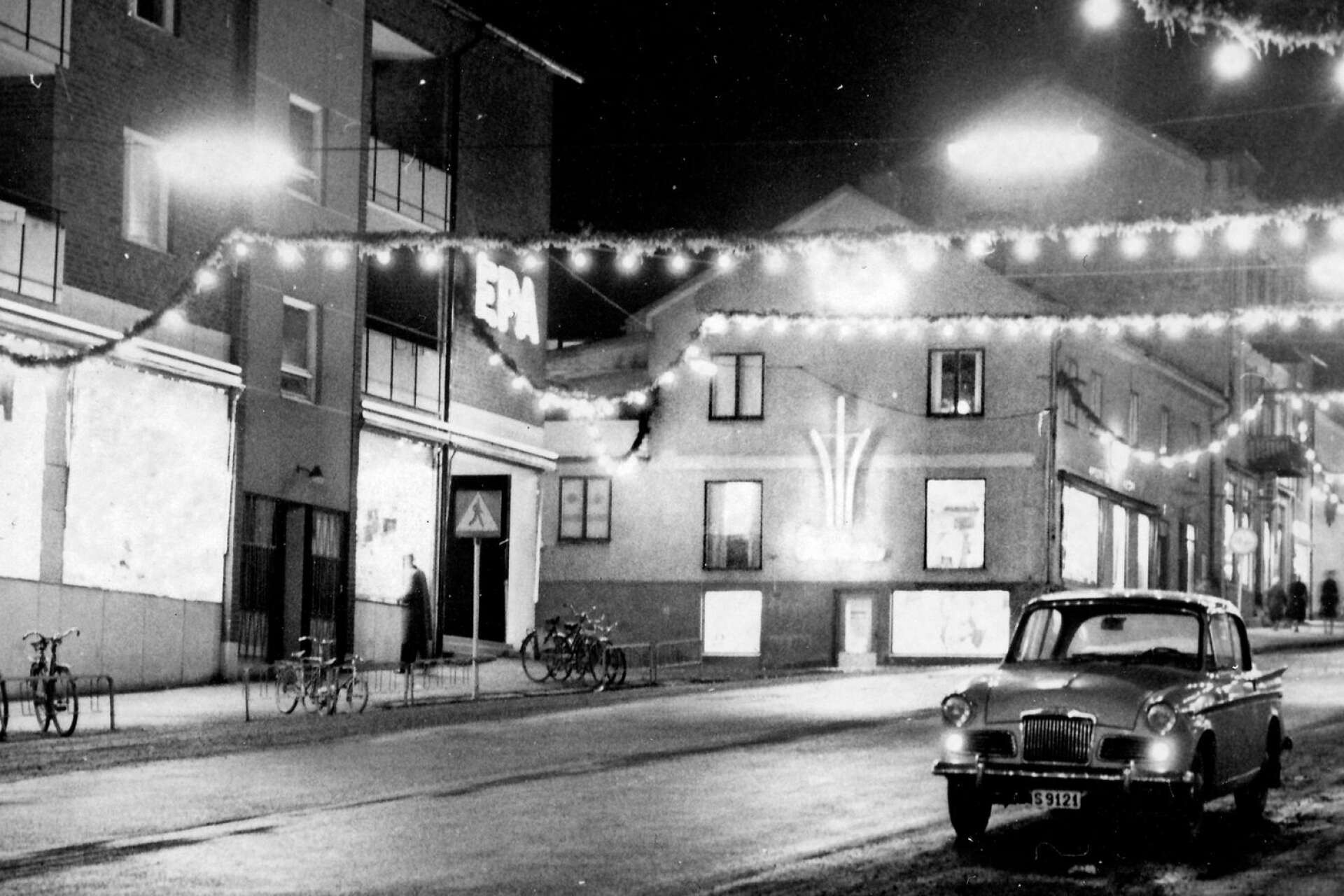 Skylten på väggen avslöjar att det var där EPA hade etablerat sig i Säffle. Det är julbelysning över gatan. Bilden är från tidigt 1960-tal.