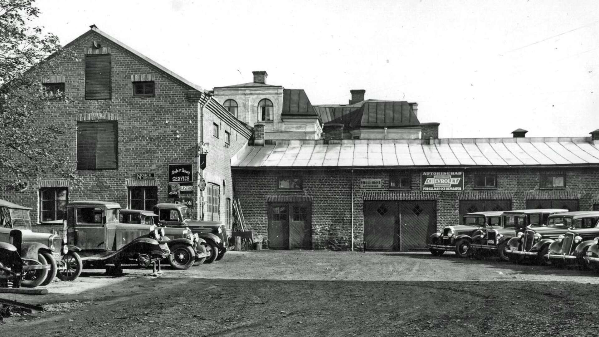 På tomten där Sparbankshuset byggdes låg tidigare bland annat Olssons bilverkstad. Bilarnas utseende kan ge en fingervisning om när bilden togs.