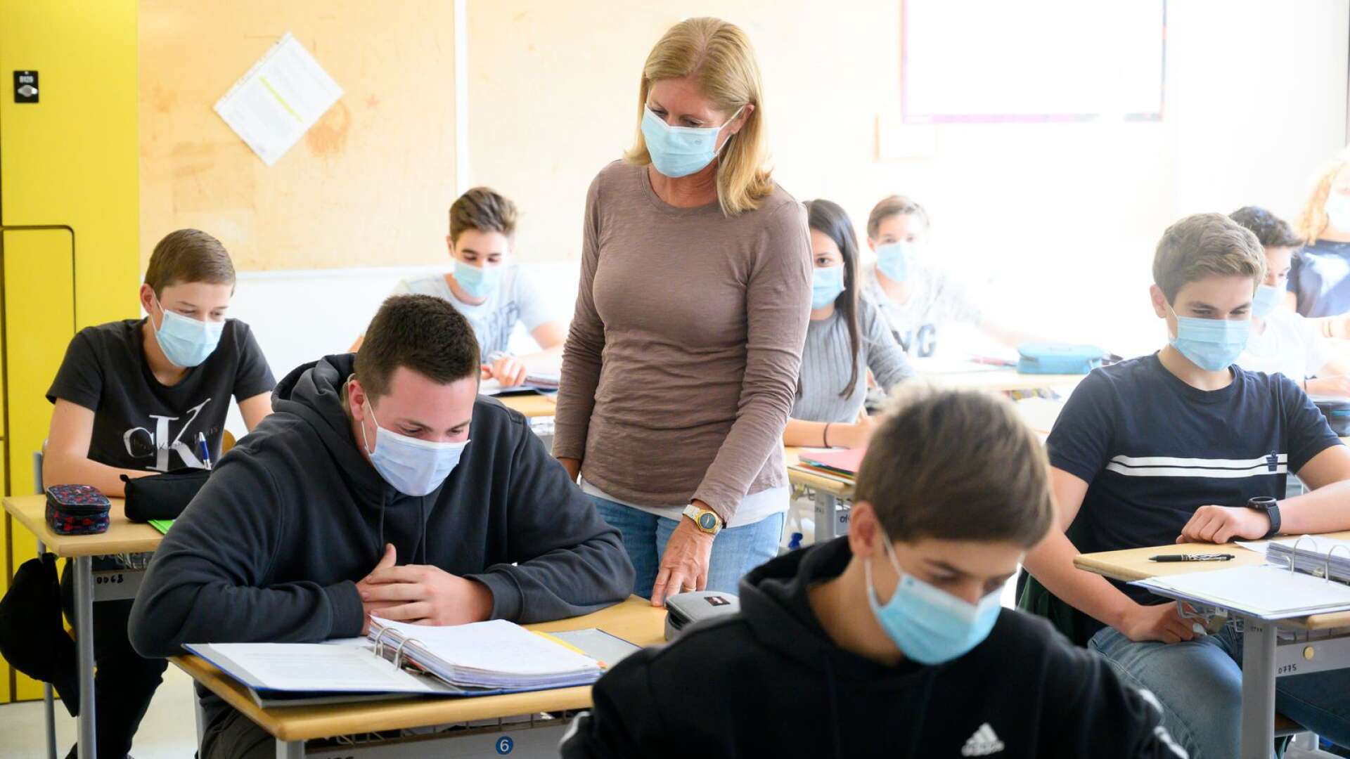 I skolor i andra länder, som här i Italien, har både lärare och elever munskydd. Karlskoga kommun rekommenderar skolanställda att använda munskydd eller visir. Elever omfattas inte, vilket det inte heller finns något myndighetsstöd för i Sverige. 