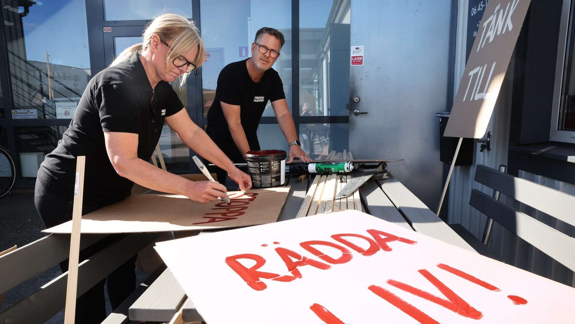 Andreas Fransson och Therese Cederqvist på Happy Homes Målarboden ger allmänheten chansen att måla sina egna plakat inför lördagen manifestation.