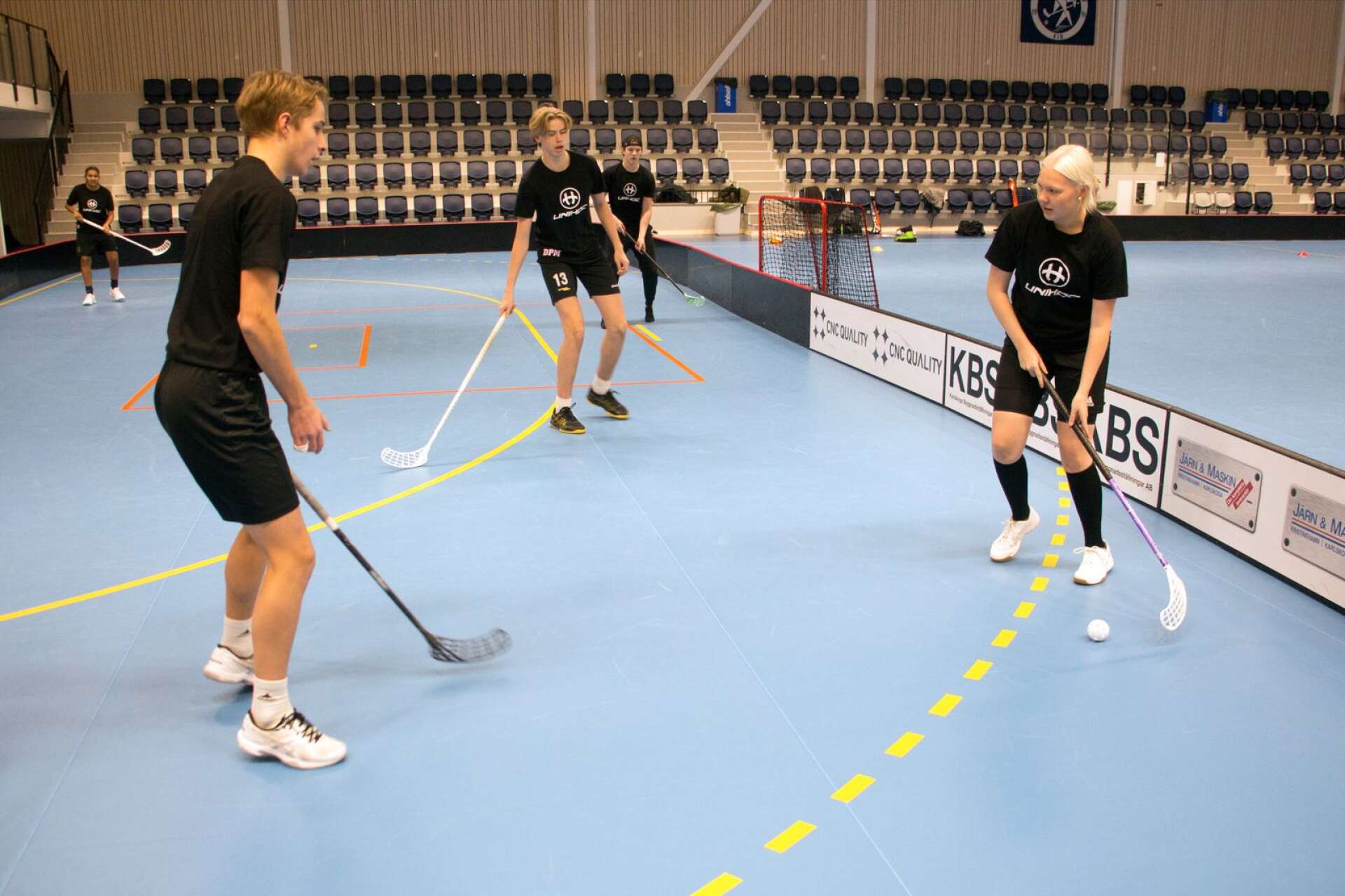 Karlskoga idrottsgymnasium har startat en innebandyinriktning där elever kan träna innebandy i Karlbergshallen på onsdagar. 