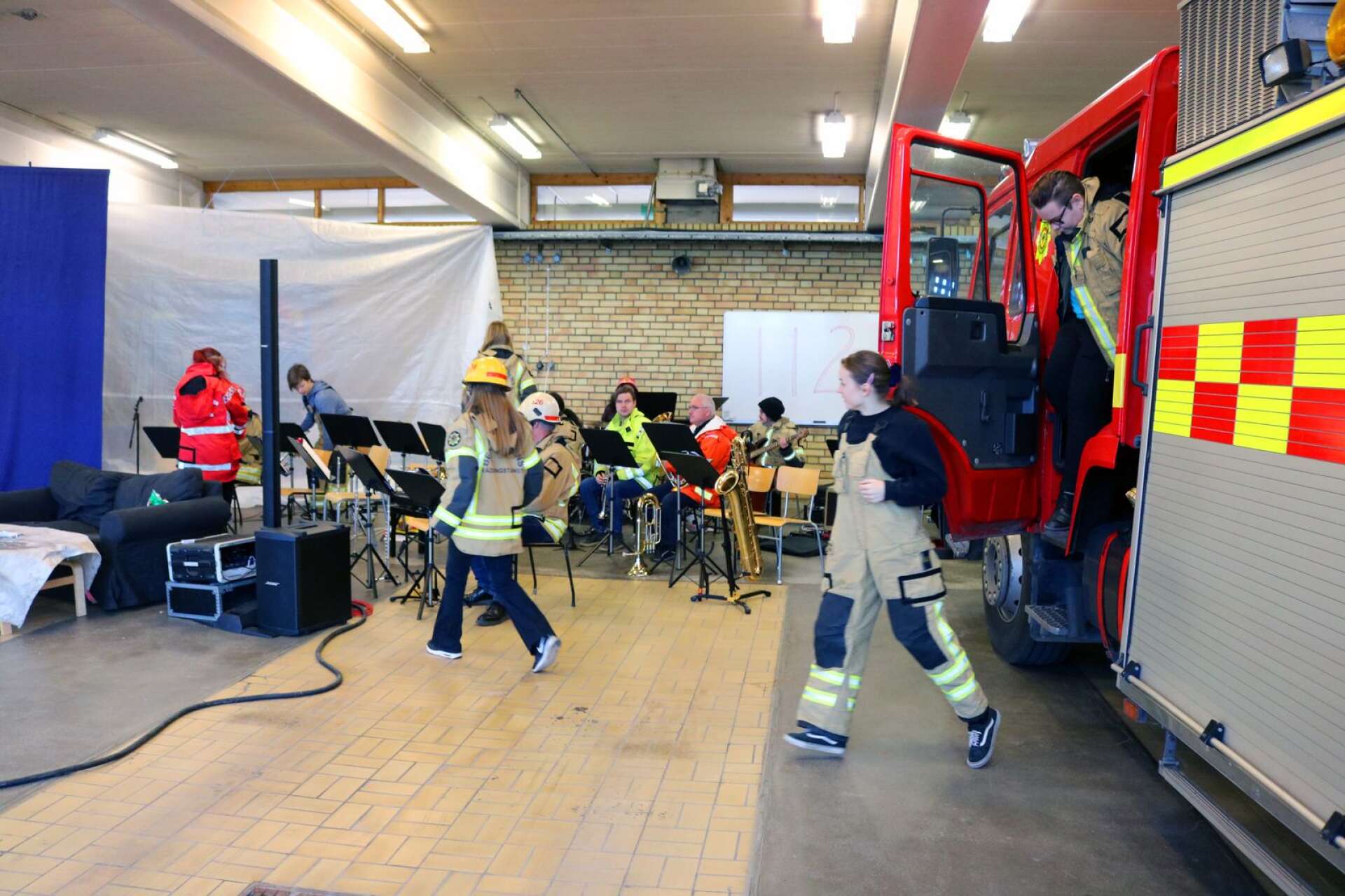 Musikskolans elever gjorde effektfull entré med brandbil.