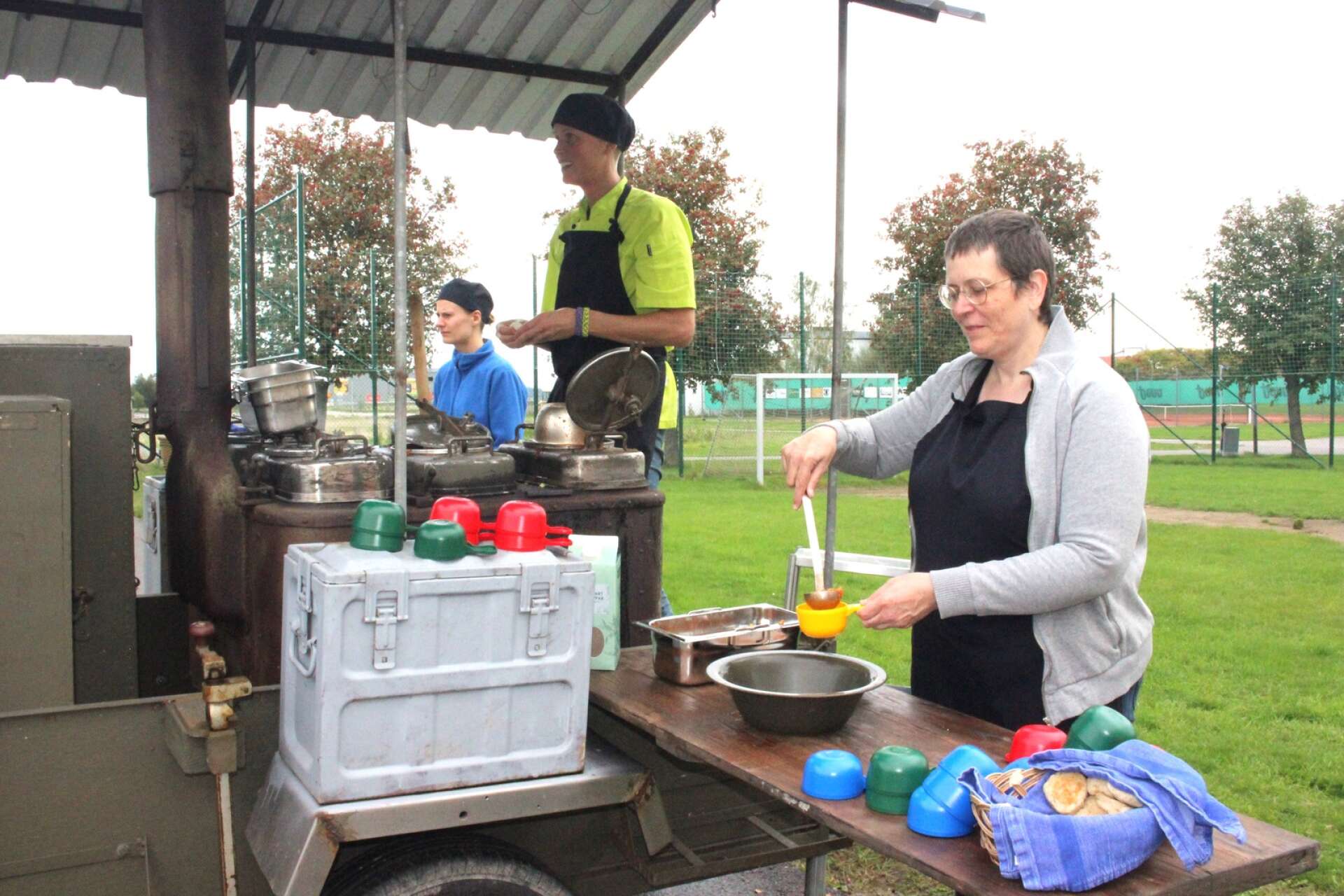 Under tisdagen fick eleverna på Torsgårdsskolan lunch som bland andra Madelene Bengtsson, Karolina Gejland och Kristina Sjömark lagat på ett vedeldat fältkök.