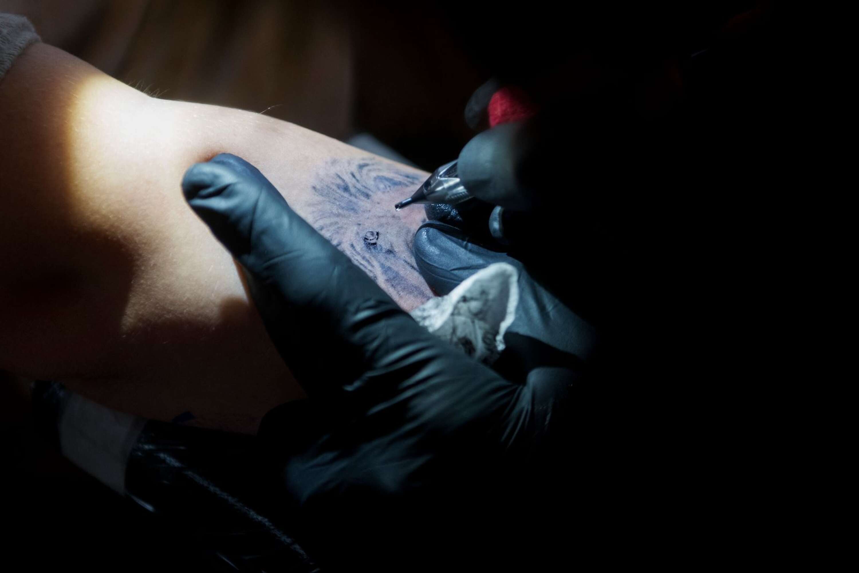 Fredrik Säker fyller i en tatuering på Ellinore Pettersen.