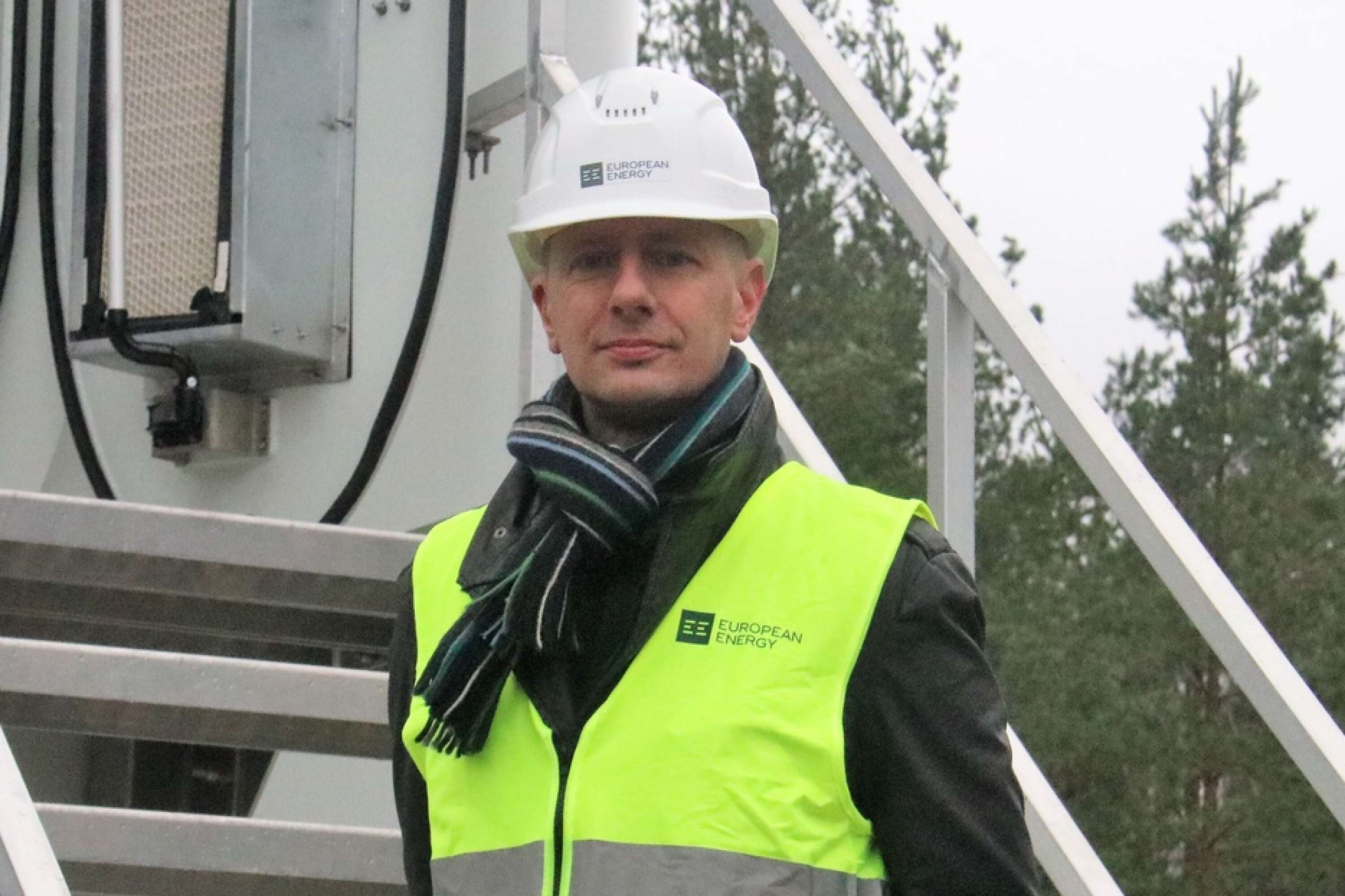 Peter Braun, projektchef på European Energy, meddelar att flera av vindkraftverken i Kingebol nu är i drift igen och att de två med skadade vingar ska lagas i sommar. Här fotograferad i samband med invigningen i november.