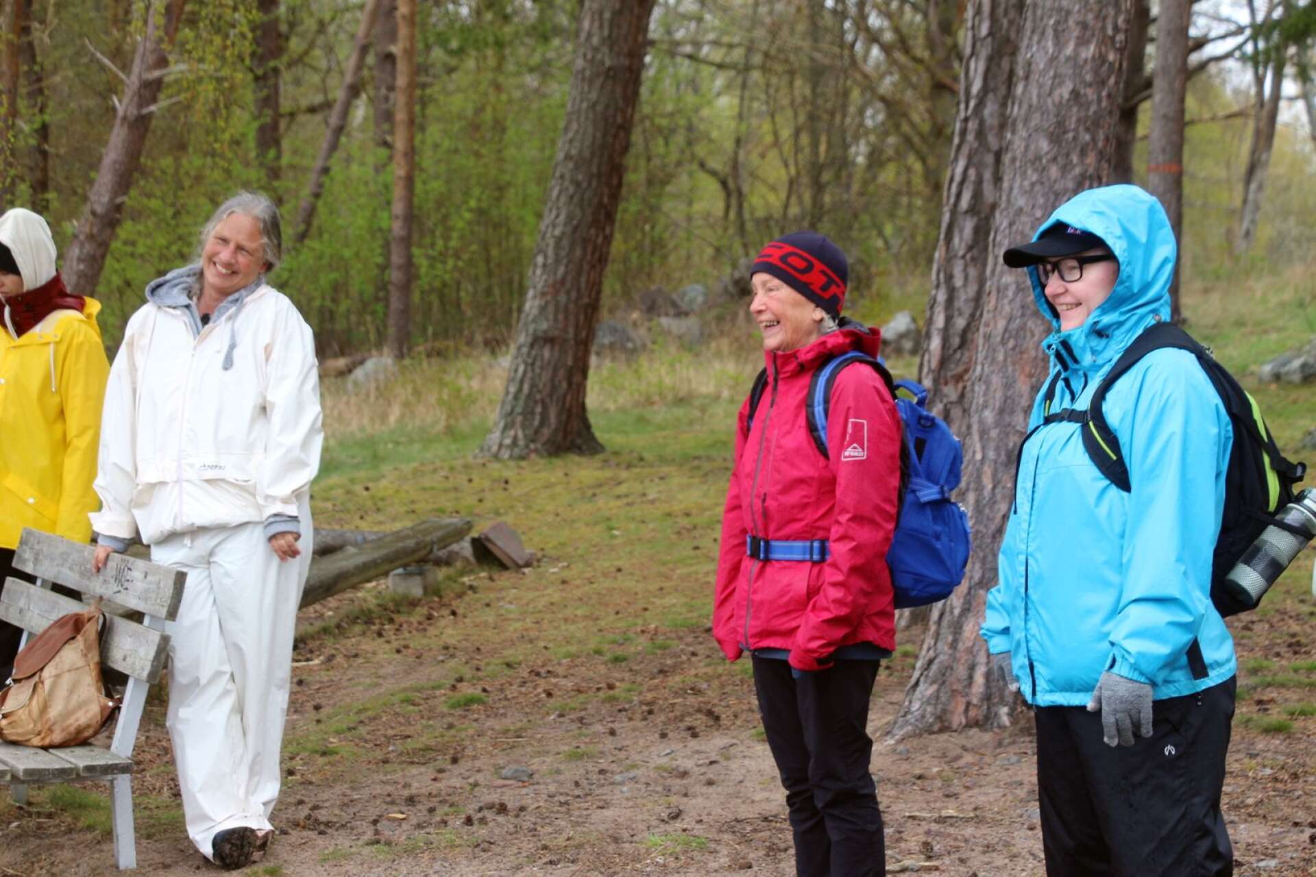 Anna-Karin Karlsson, Gudrun Sjöberg och Lisa Karlsson njöt av gemenskap i regnet.