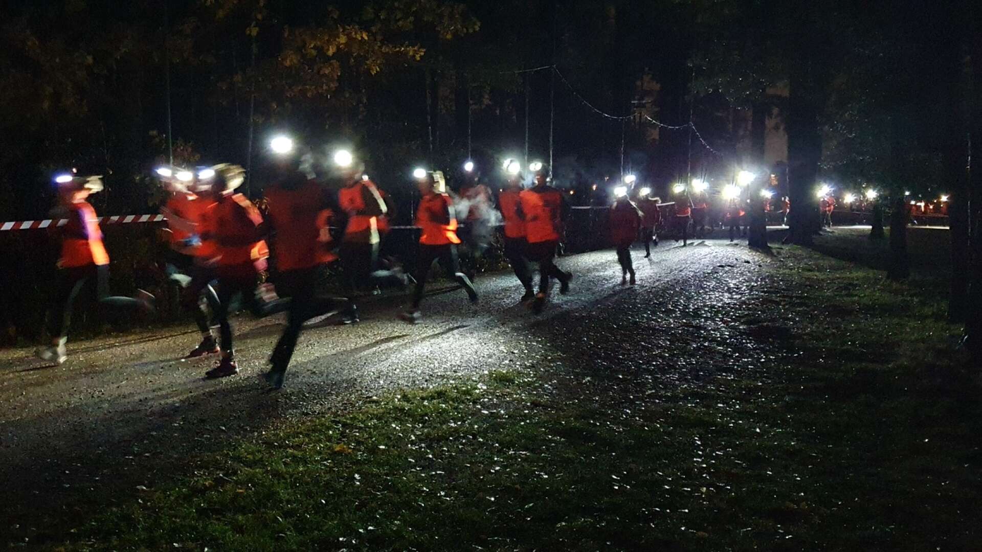 Massor av pannlampor lyste upp mörkret när årets upplaga av Energiruset i Mariebergsskogen i Karlstad avgjordes på torsdagskvällen.