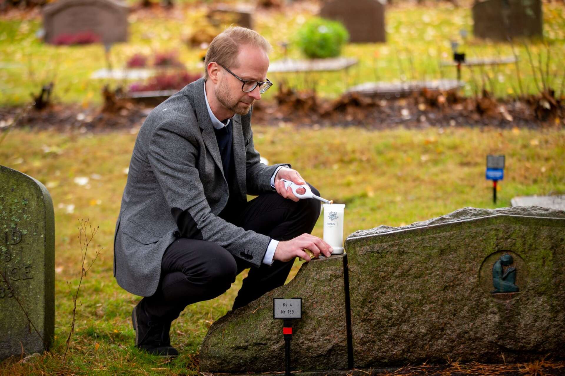 Allhelgona är en hektisk tid för Mattias Persson och hans kollegor, som tänder gravljus på kyrkogårdar i flera kommuner.