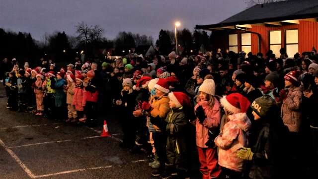 Julavslutning på Bråtenskolan och barnen klappade i takt.