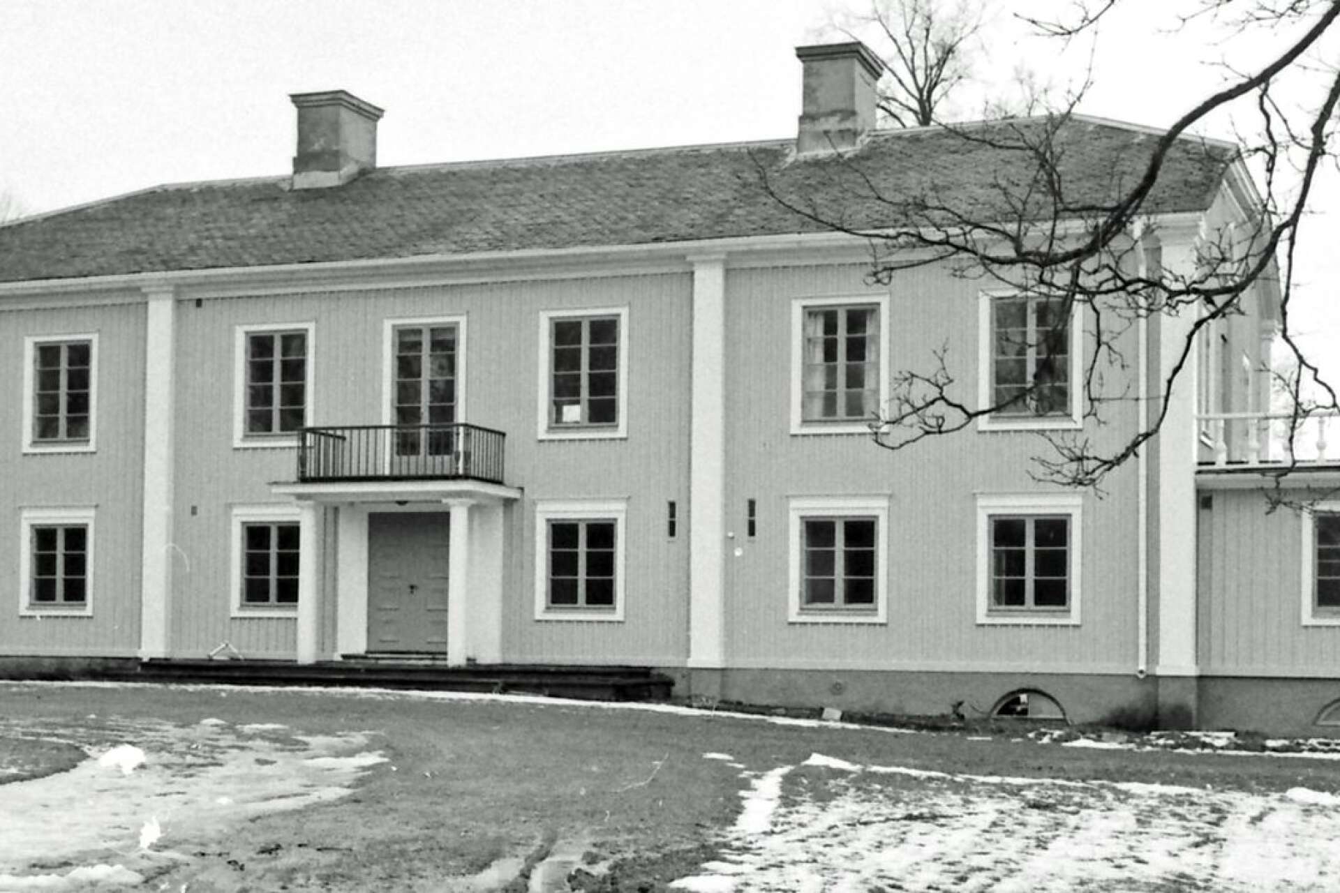 En januaridag 1988. Herrgården hade stått obebodd sedan några år tillbaka. Säffle kommun sökte ny ägare. Det skulle dröja ytterligare fyra år innan det blev klart. 