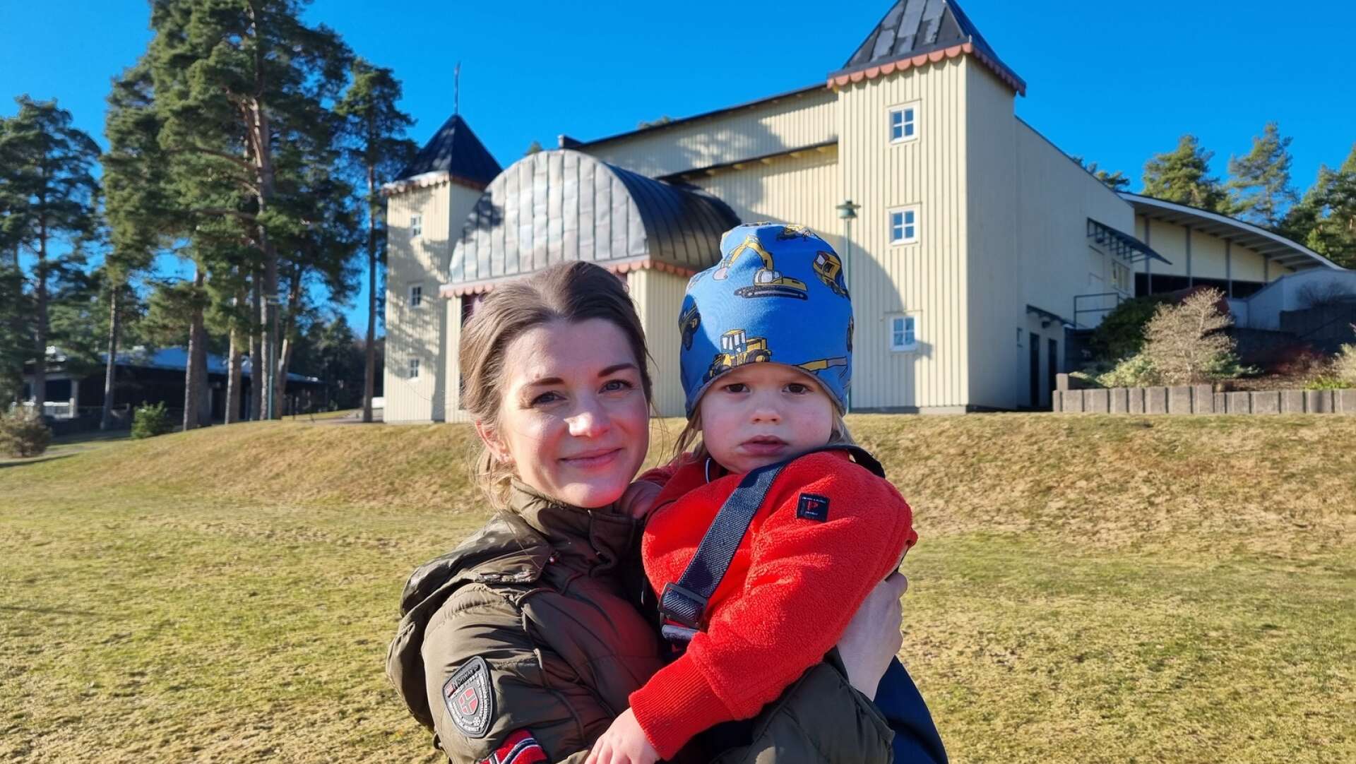 Ida Stefansson med tvåårige sonen Sigge i Mariebergsskogen. Upptäcktsfärd i skogen tycker de är en bra aktivitet.
