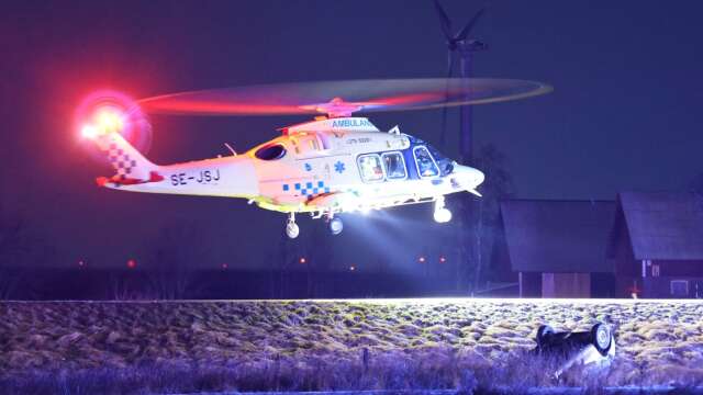 Ambulanshelikopter på plats efter singelolycka längs väg 181.