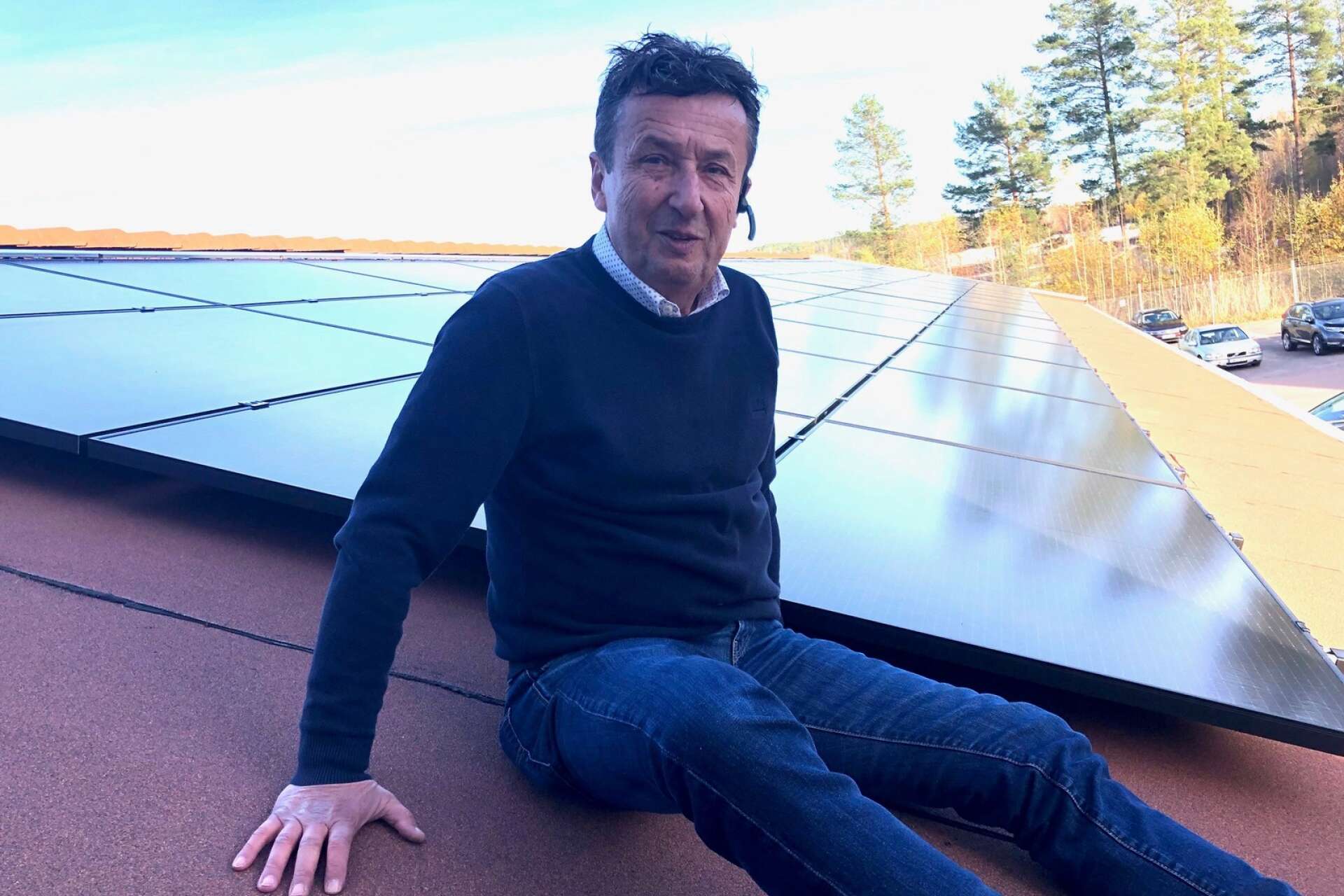 Hadzo Arnautovic har bland annat gått i bräschen för den hållbarhetssatsning företaget gjort i och vid sina lokaler på Rosendal, bland annat runt 440 solpaneler.