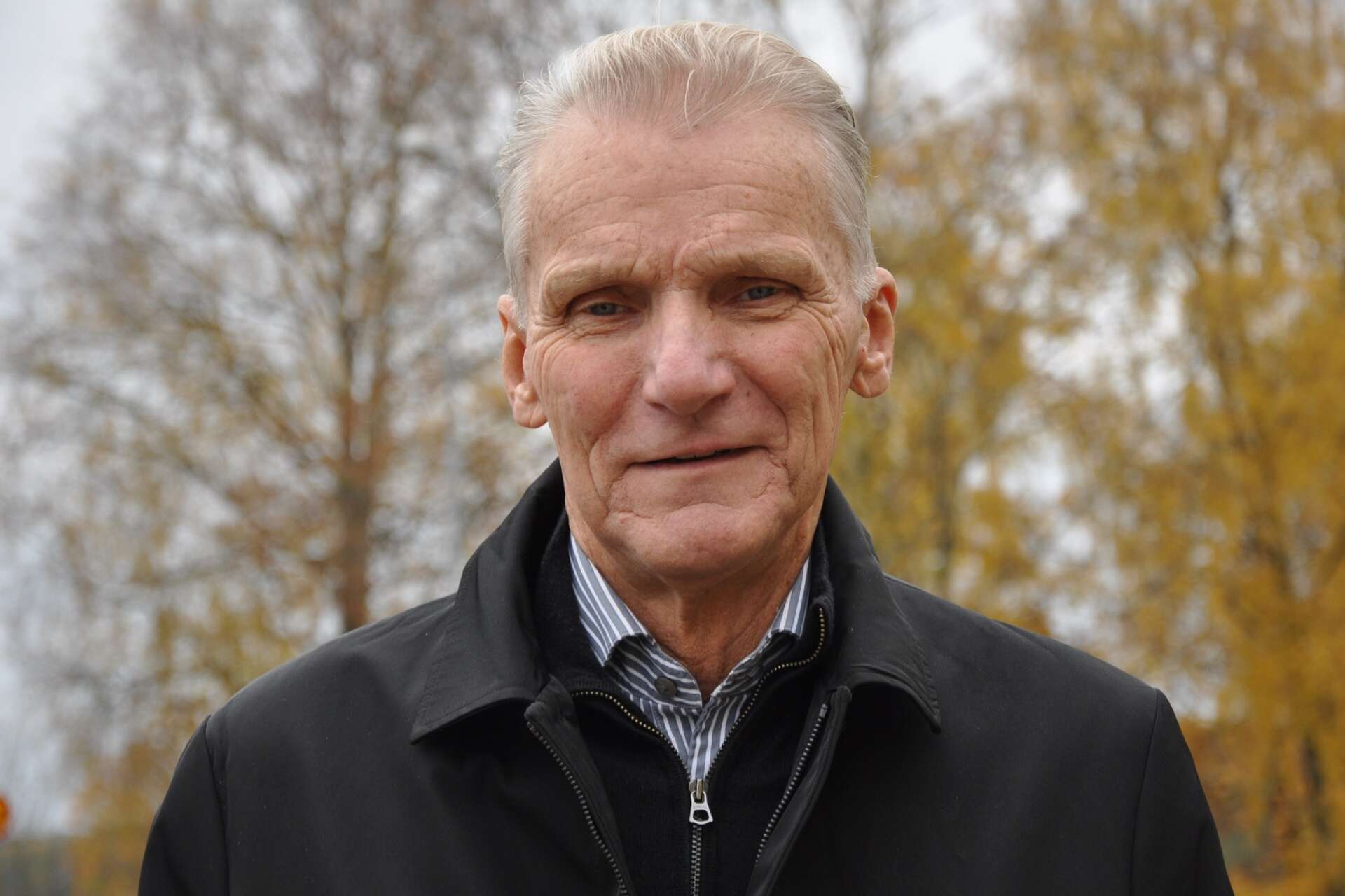 Socialdemokraterna menar att Ulf Nelson (M), styrelseordförande för Bengtsforshus, har överskridit sina befogenheter och måste avgå.