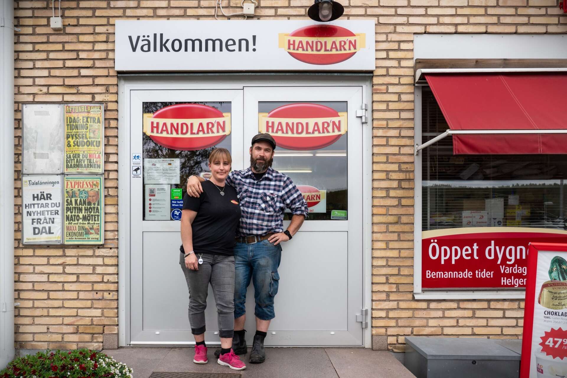 Sandra Olsson och Mattias Gustavsson pausar försäljningen av butiken och lägger nu allt fokus på att rädda den.