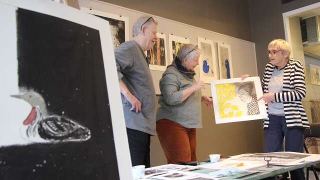 Birgit Backman har bjudit in grafiker från Skaraborgs konstgrafiska att ställa ut i sin ateljé, två av gästerna är Lars Larsson och Helga Hila Brümmer