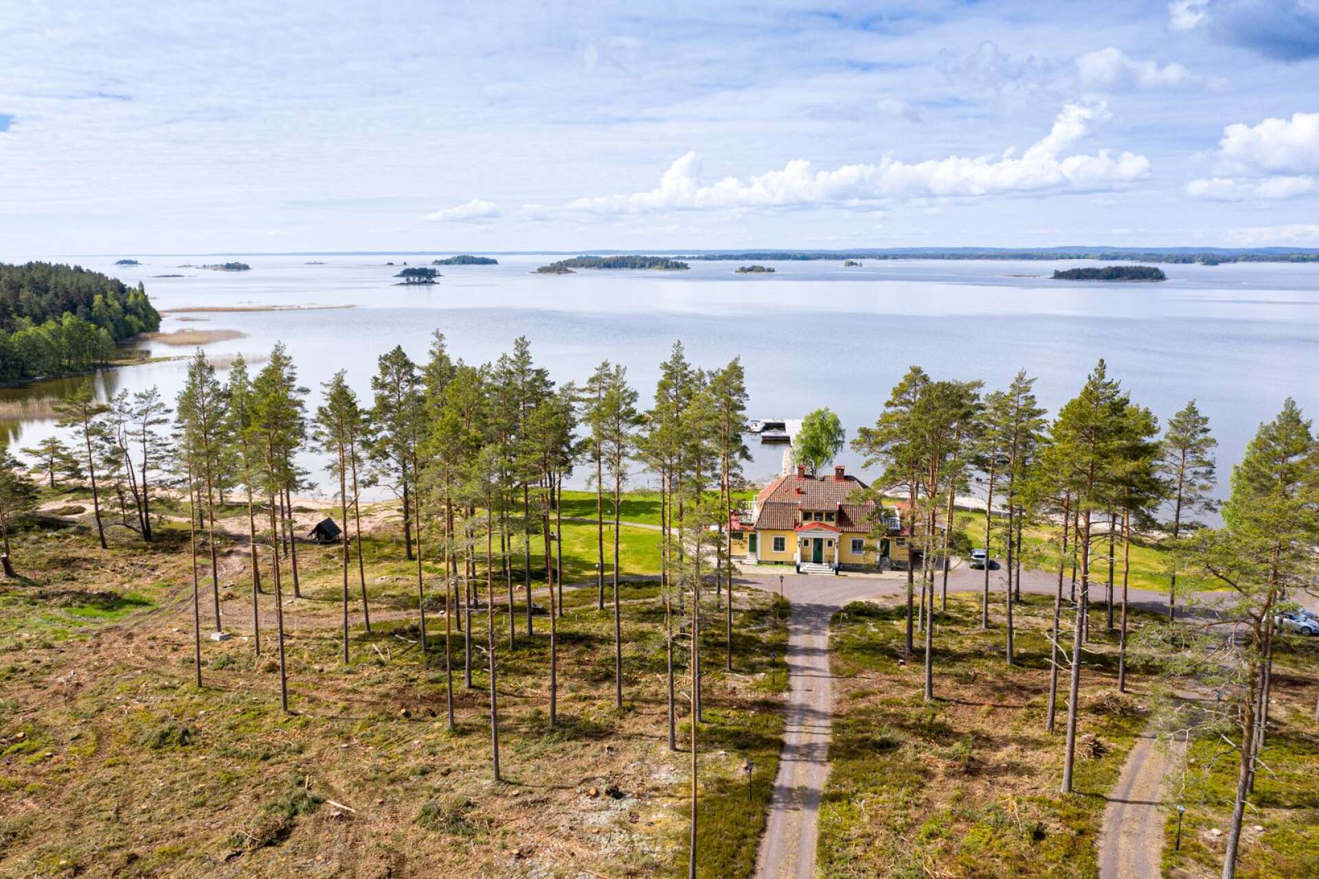 Området vid Arnäs och Arnäs udde som är en del av naturreservatet Segerstads skärgård har en fantastisk utsikt över Vänern.