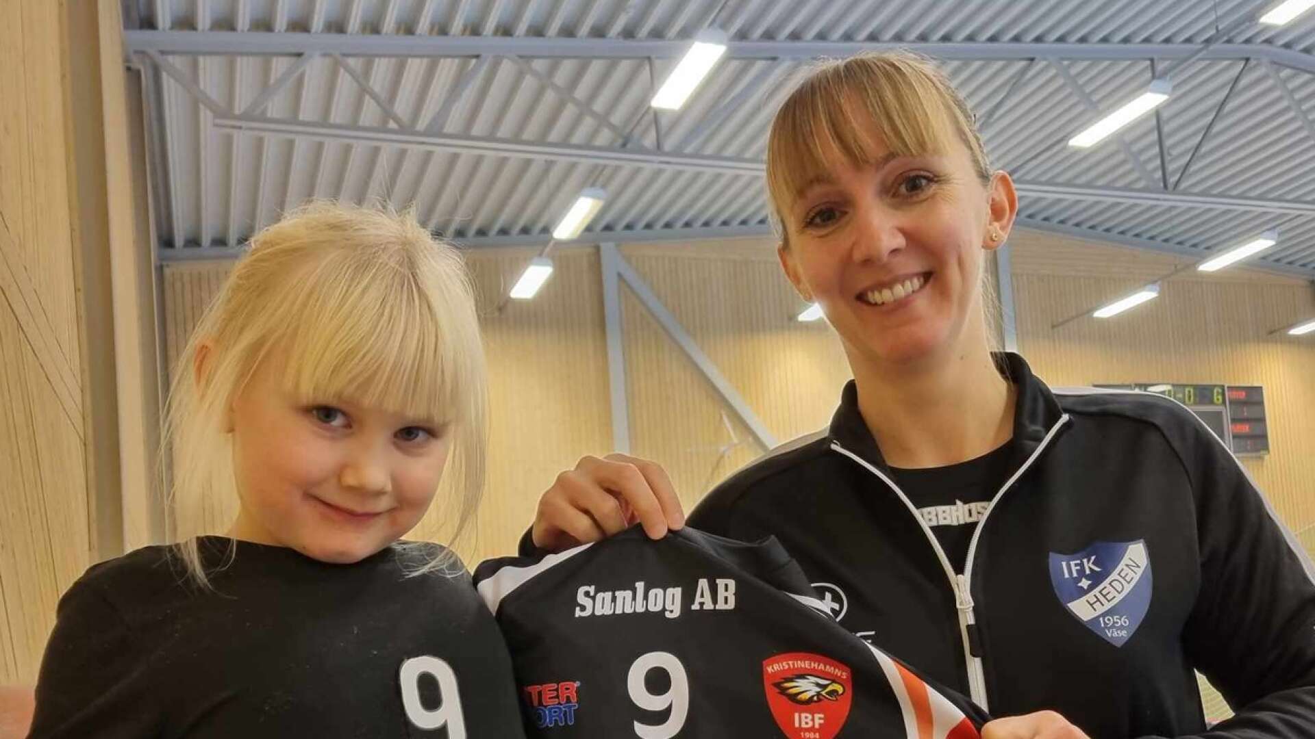 Med mammas nummer på bröstet. Isabelle, 5, med en matchande nia. Mamma Therese Ingemarsson har som synes dubbla klubbtillhörigheter. Hon spelar i Kristinehamns IBF men tränar ett flicklag i IFK Heden. 