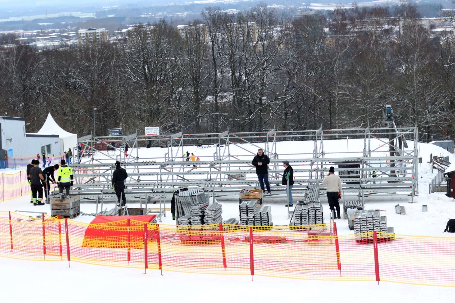 Billingebacken ska bli Lilla Schladming. Nu har bygget påbörjats. Under lördagen iordningställdes en ståplatsläktare i slalombacken inför tävlingarna i parallellslalom.