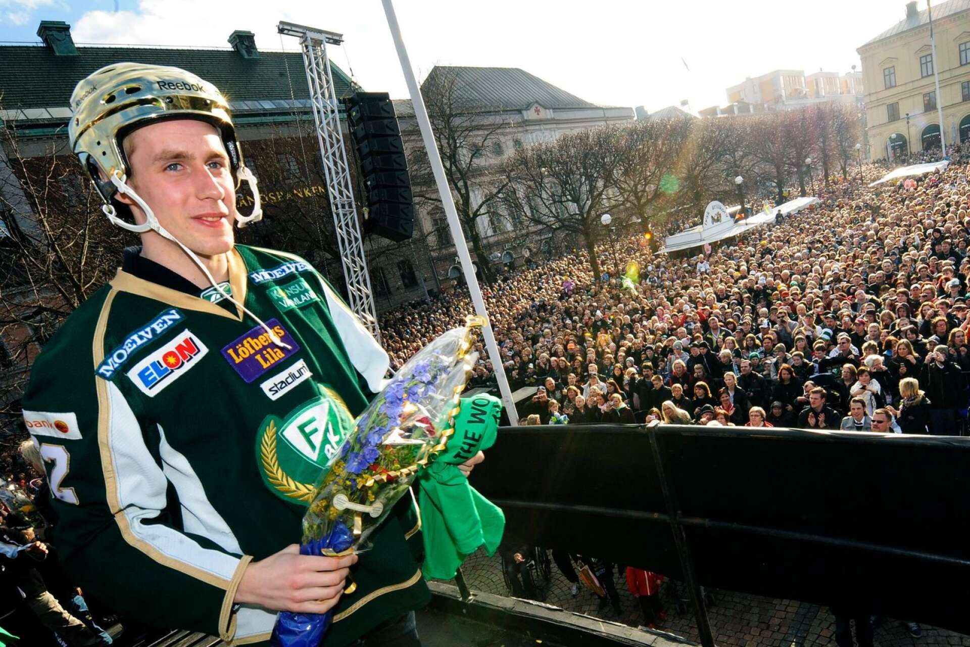 Kils stolthet firar SM-guldet 2009 på torget. 