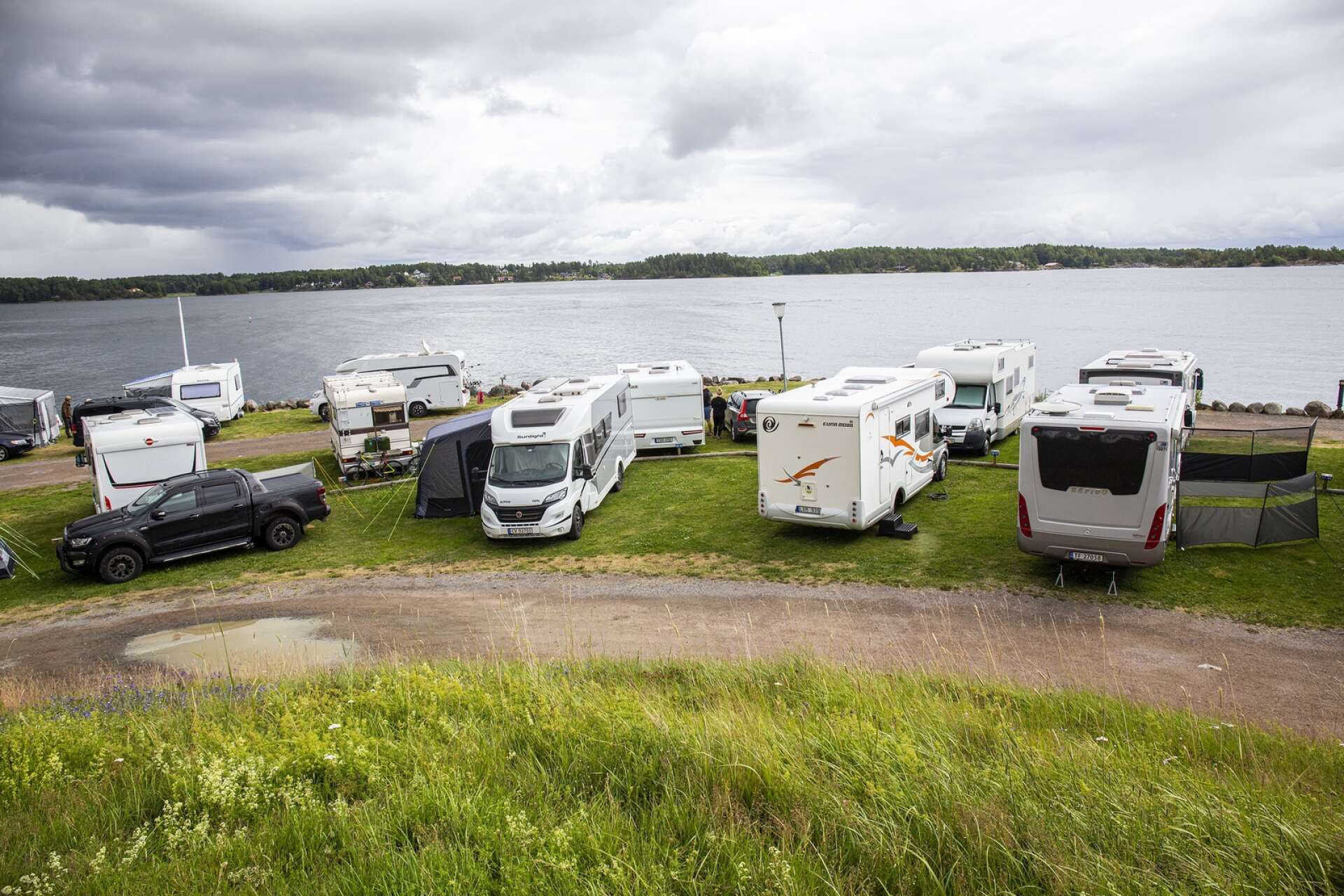 Ett gäng husbilar och husvagnar har rullat in på Örnäs camping inför Åmåls bluesfest.