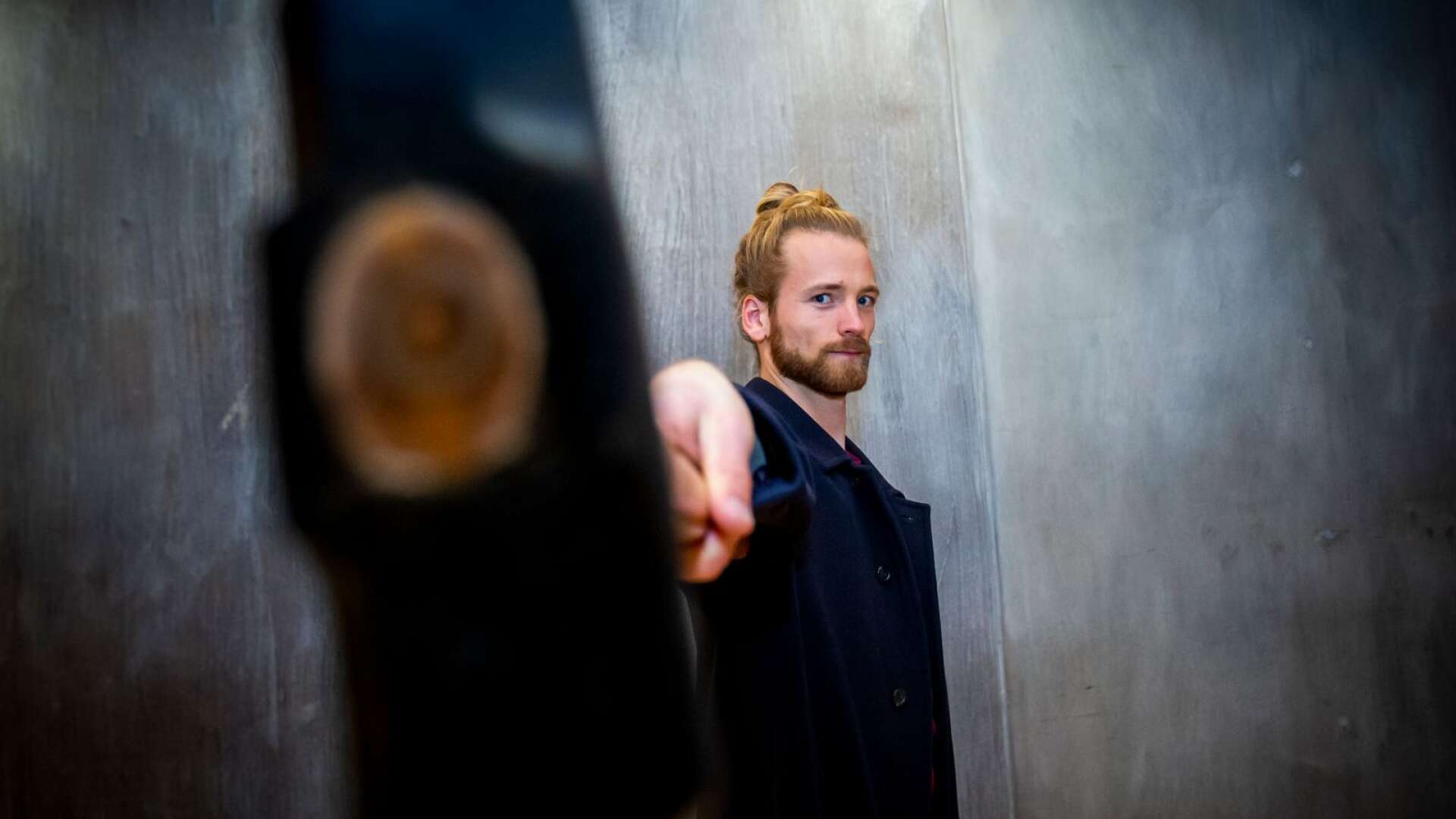&quot;Mina rörelser påverkas av släggans tyngd&quot;, säger Erik Eriksson, en av artisterna under helgens ”Room X” i Karlstad. 