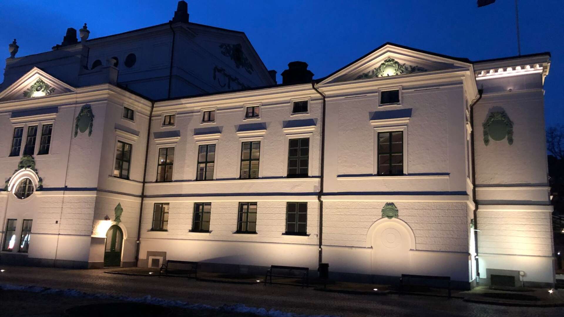 Karlstads teater har fått helt ny fasadbelysning som kommer att tändas upp under torsdagskvällen. Bilden togs i samband med ett test då inte alla armaturer var inkopplade.