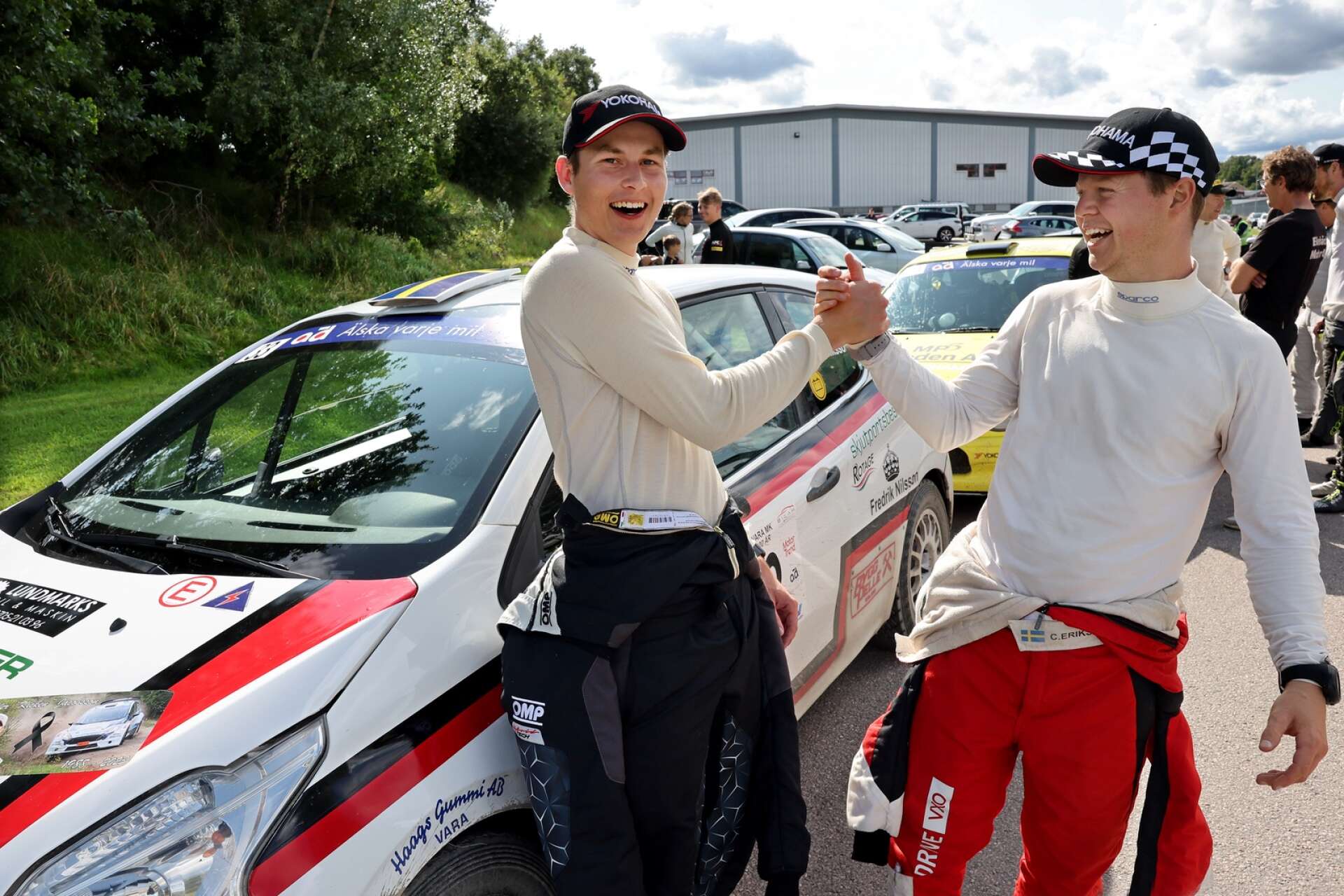 Melvin Bengtsson och kartläsaren Carl Eriksson efter segern i Vara MK:s deltävling i rally-SM grussprint.